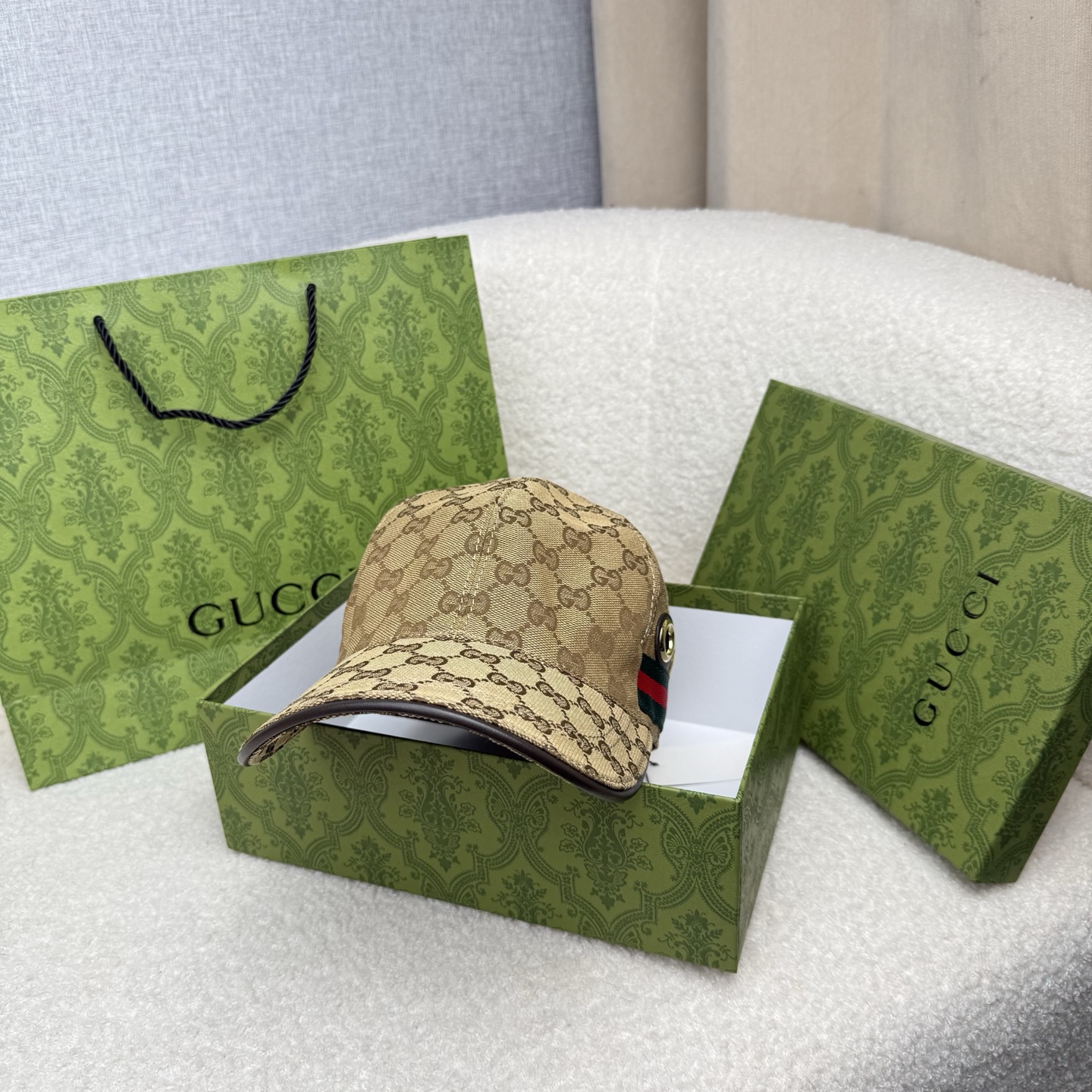 🌹。G家。【超A品质-配透明防尘袋】最新款！时尚潮流，高端做工！每一个帽子都是用心之作！牛津材质！头层牛皮！非一般的品质