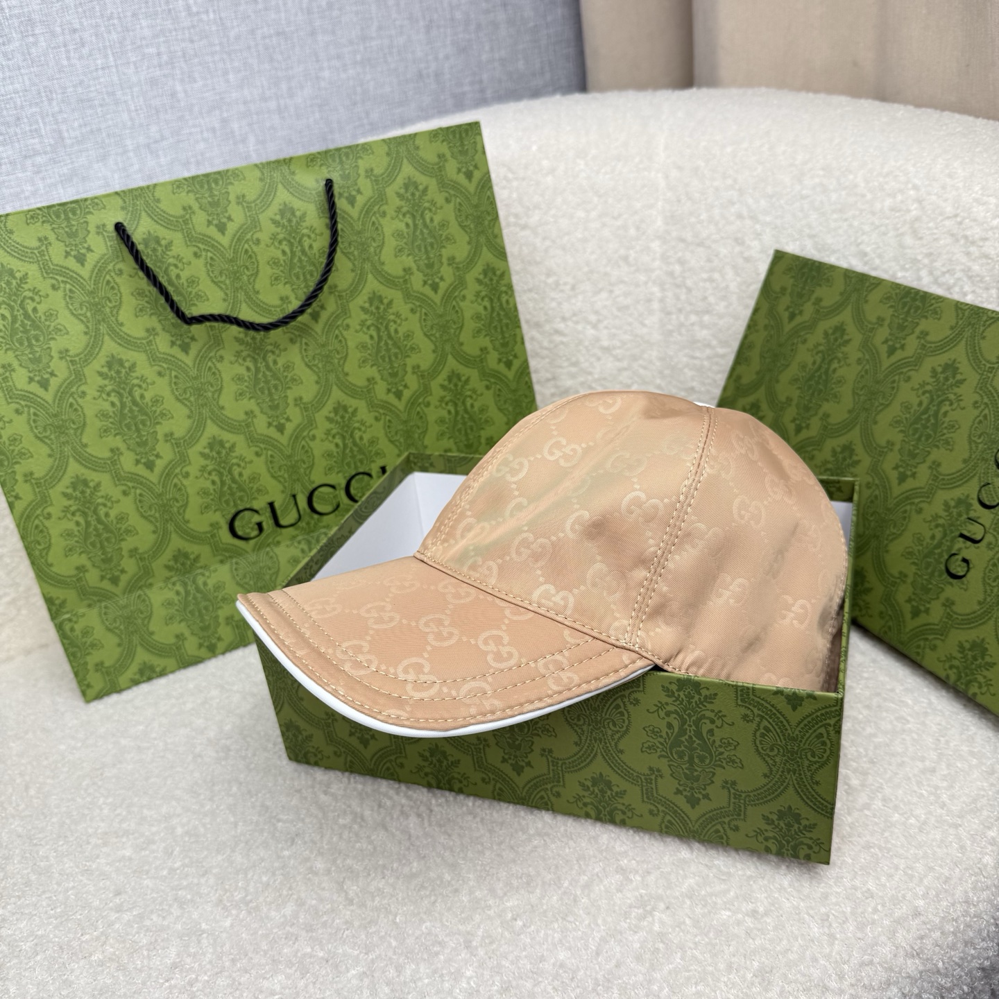 🌹。G家。【超A品质-配透明防尘袋】最新款！时尚潮流，高端做工！每一个帽子都是用心之作！牛津材质！头层牛皮！非一般的品质