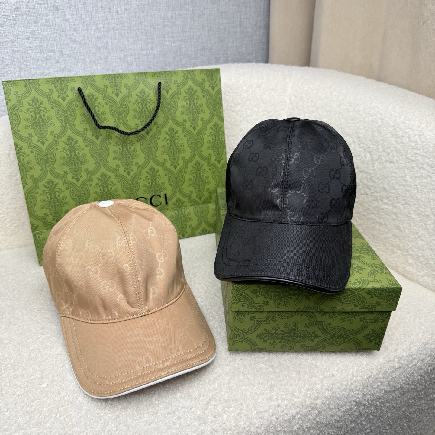 🌹。G家。【超A品质-配透明防尘袋】最新款！时尚潮流，高端做工！每一个帽子都是用心之作！牛津材质！头层牛皮！非一般的品质
