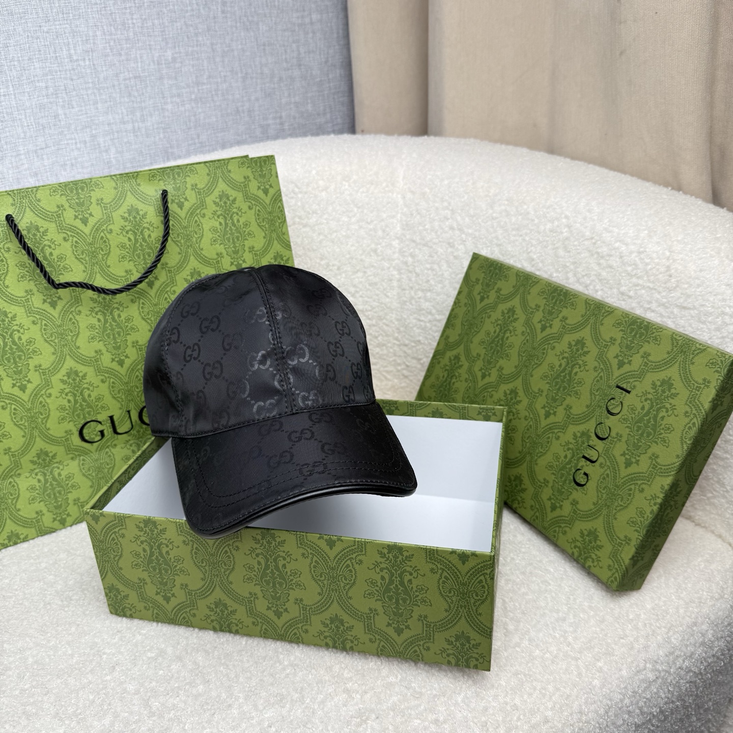 🌹。G家。【超A品质-配透明防尘袋】最新款！时尚潮流，高端做工！每一个帽子都是用心之作！牛津材质！头层牛皮！非一般的品质