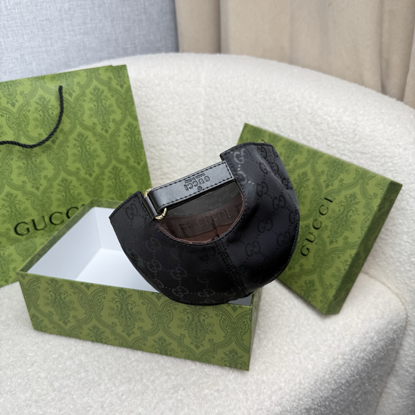 🌹。G家。【超A品质-配透明防尘袋】最新款！时尚潮流，高端做工！每一个帽子都是用心之作！牛津材质！头层牛皮！非一般的品质