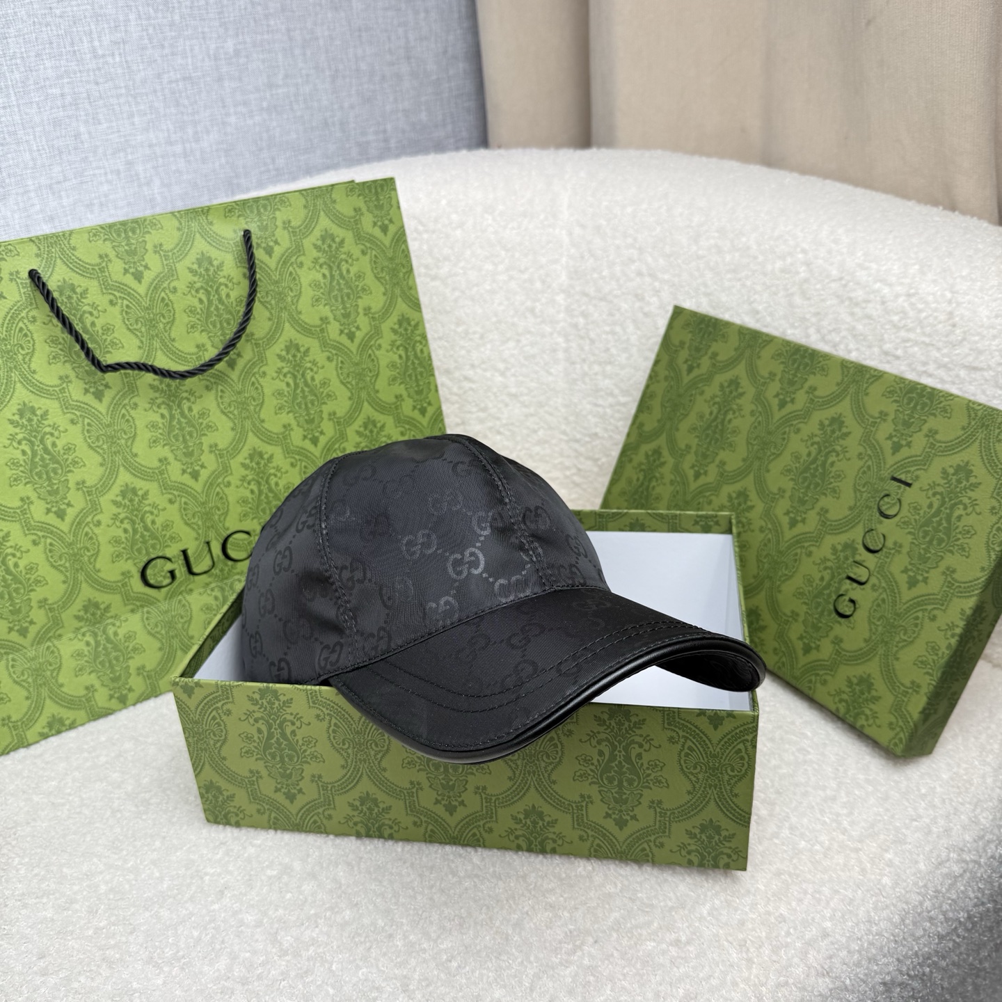 🌹。G家。【超A品质-配透明防尘袋】最新款！时尚潮流，高端做工！每一个帽子都是用心之作！牛津材质！头层牛皮！非一般的品质