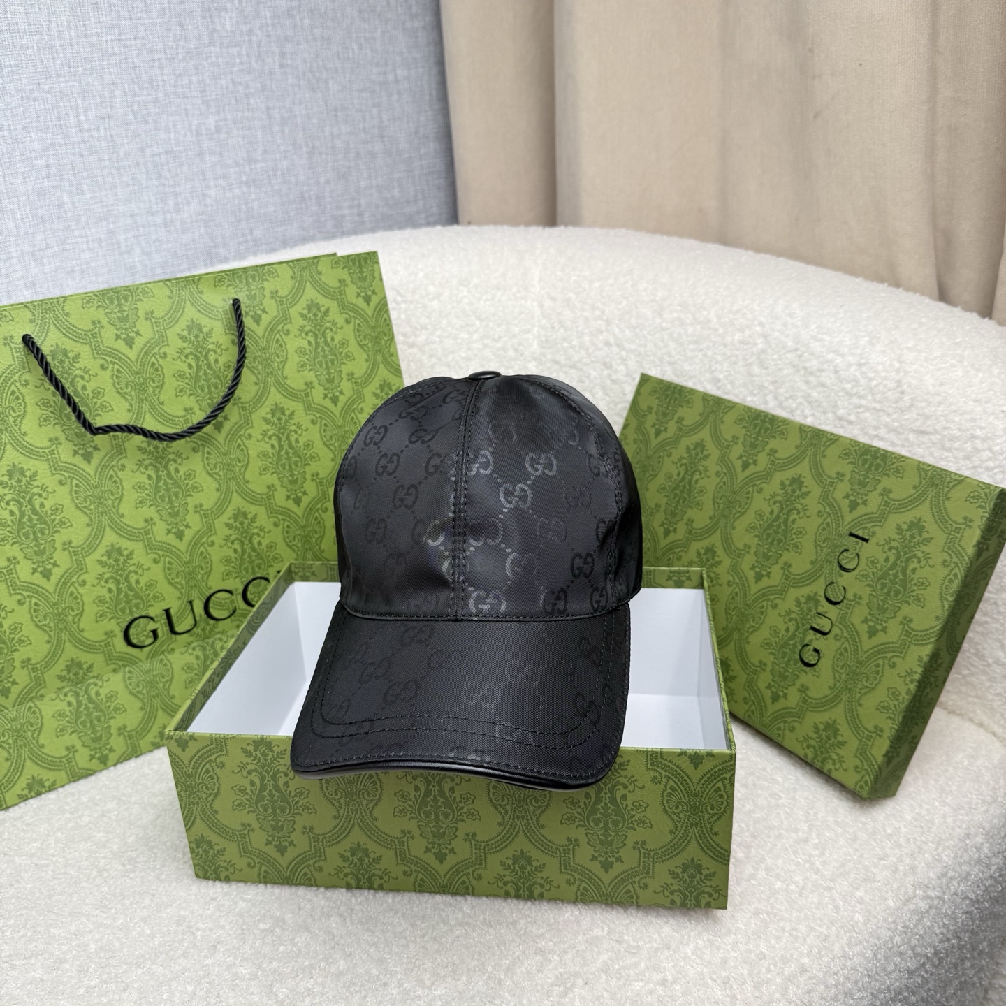🌹。G家。【超A品质-配透明防尘袋】最新款！时尚潮流，高端做工！每一个帽子都是用心之作！牛津材质！头层牛皮！非一般的品质