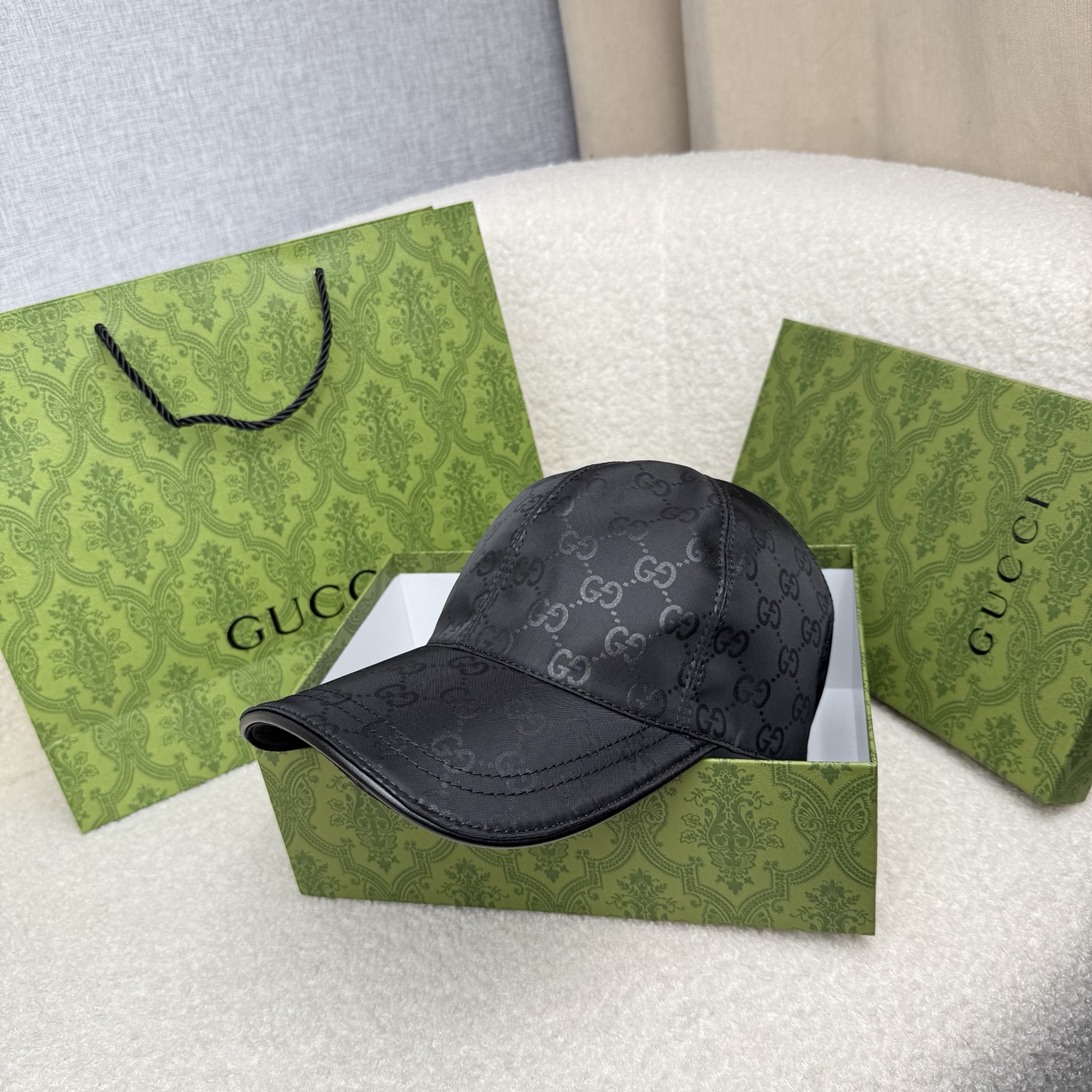 🌹。G家。【超A品质-配透明防尘袋】最新款！时尚潮流，高端做工！每一个帽子都是用心之作！牛津材质！头层牛皮！非一般的品质