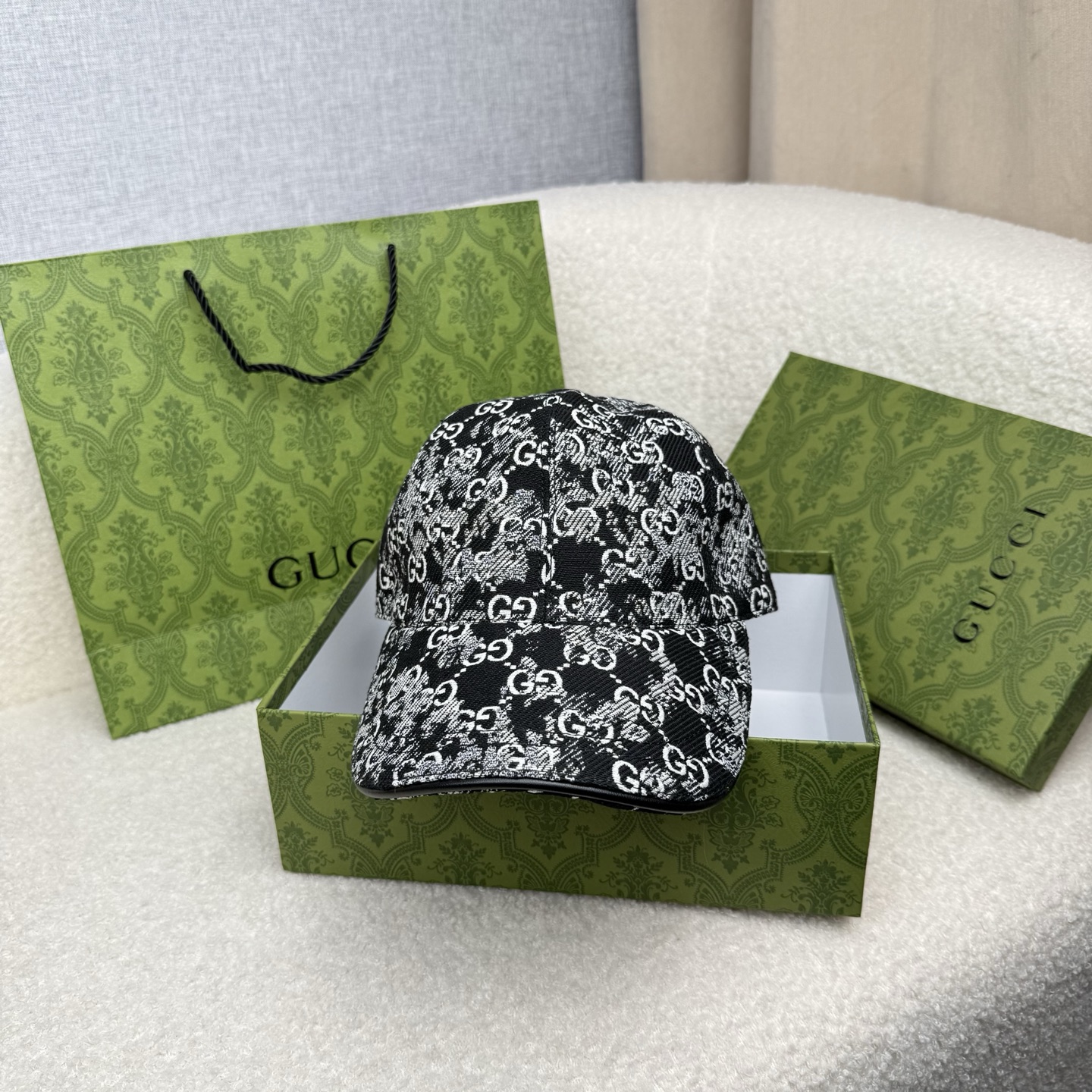 🌹。G家。【超A品质-配透明防尘袋】最新款！时尚潮流，高端做工！每一个帽子都是用心之作！牛津材质！头层牛皮！非一般的品质