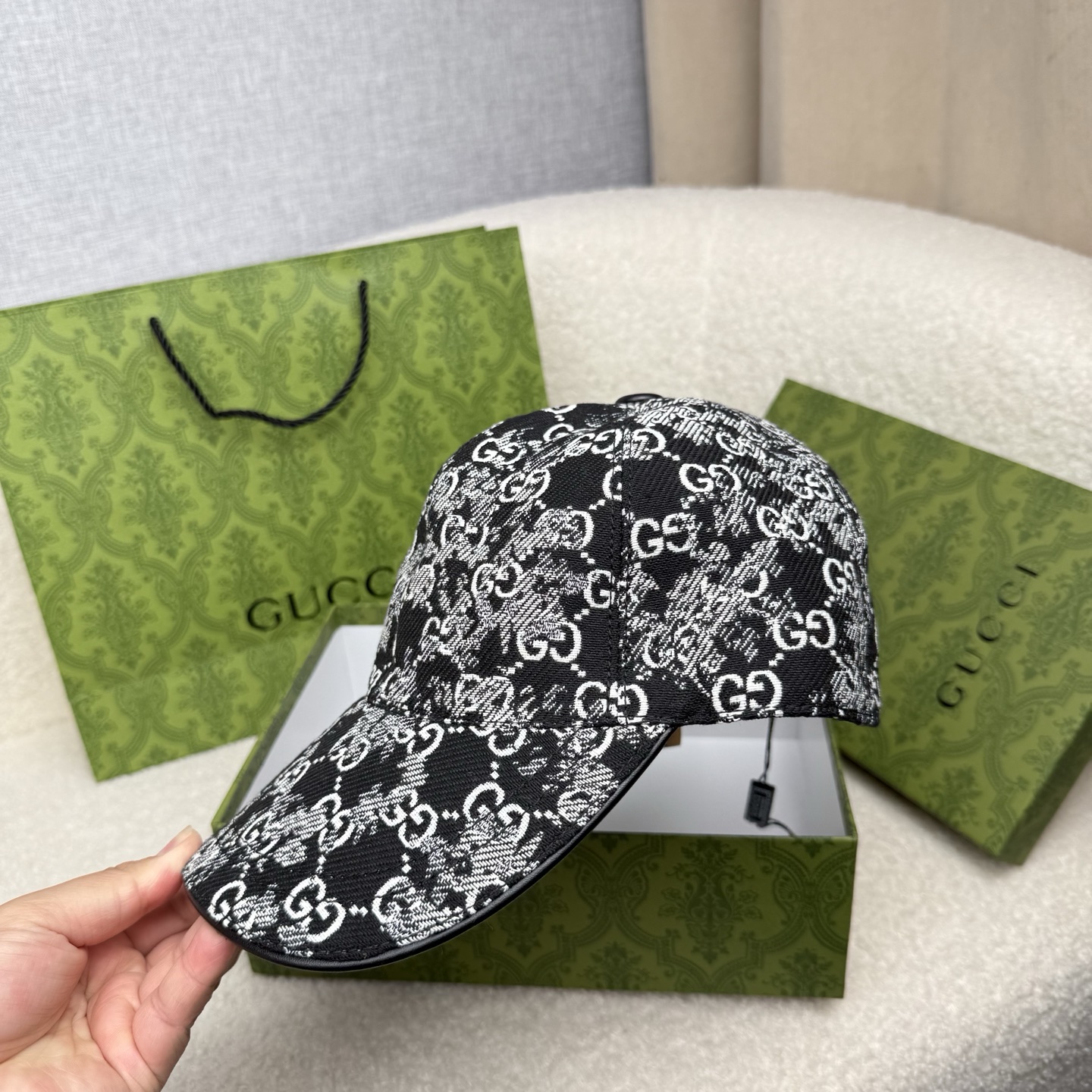 🌹。G家。【超A品质-配透明防尘袋】最新款！时尚潮流，高端做工！每一个帽子都是用心之作！牛津材质！头层牛皮！非一般的品质