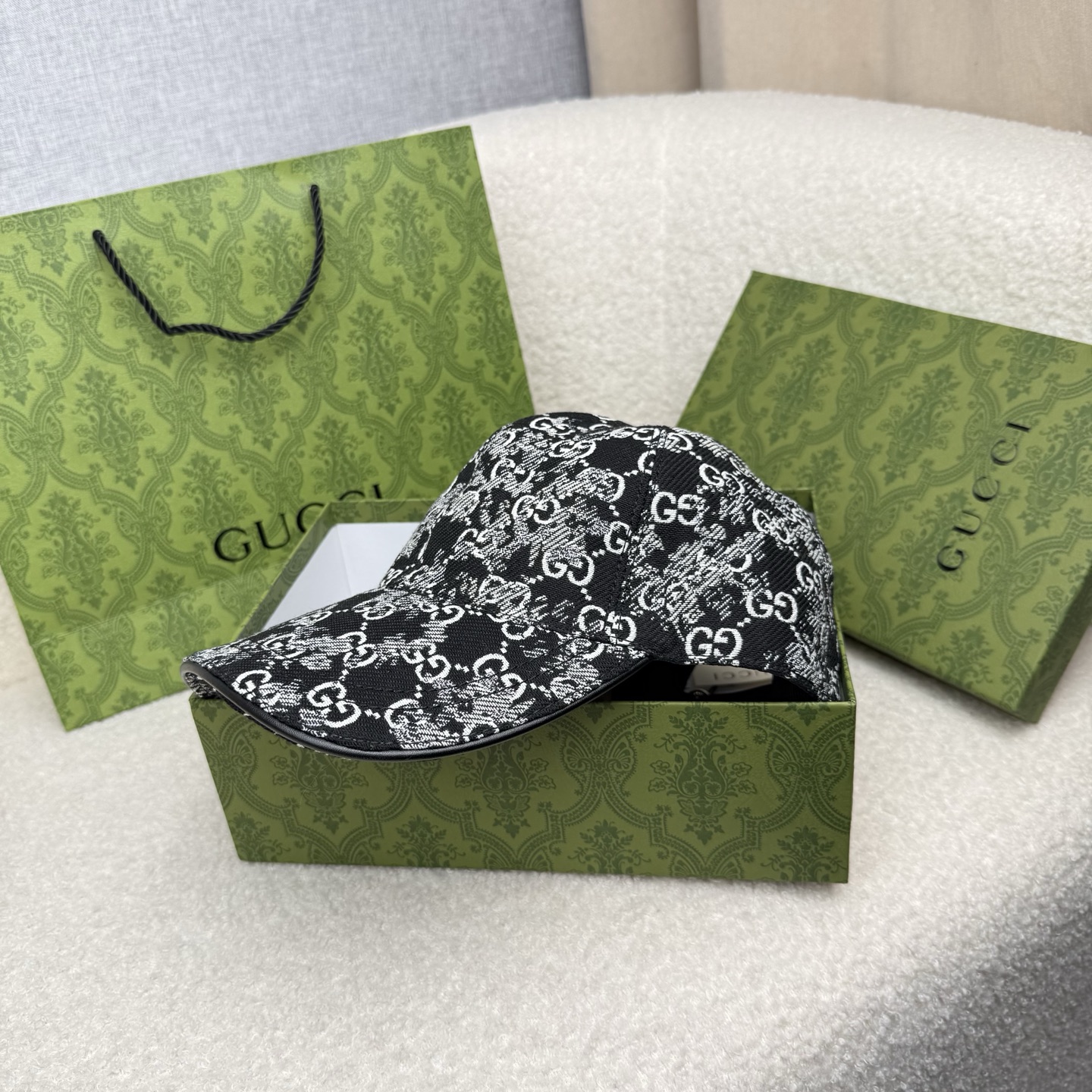 🌹。G家。【超A品质-配透明防尘袋】最新款！时尚潮流，高端做工！每一个帽子都是用心之作！牛津材质！头层牛皮！非一般的品质