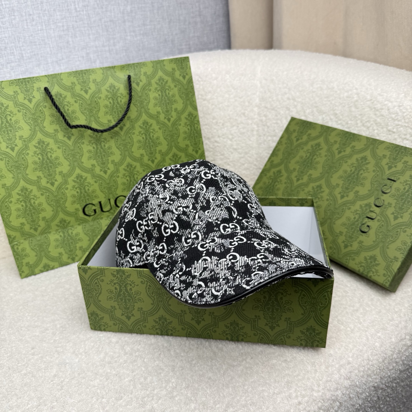🌹。G家。【超A品质-配透明防尘袋】最新款！时尚潮流，高端做工！每一个帽子都是用心之作！牛津材质！头层牛皮！非一般的品质