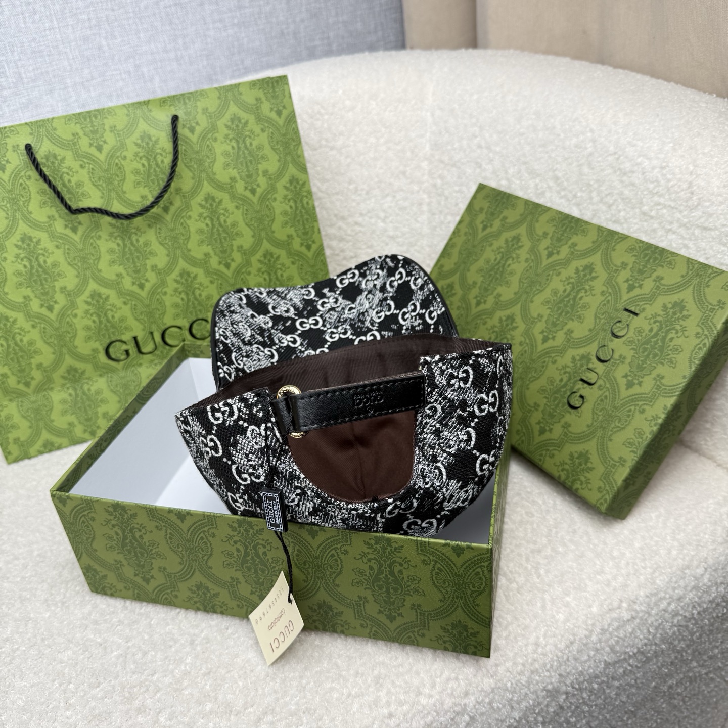 🌹。G家。【超A品质-配透明防尘袋】最新款！时尚潮流，高端做工！每一个帽子都是用心之作！牛津材质！头层牛皮！非一般的品质
