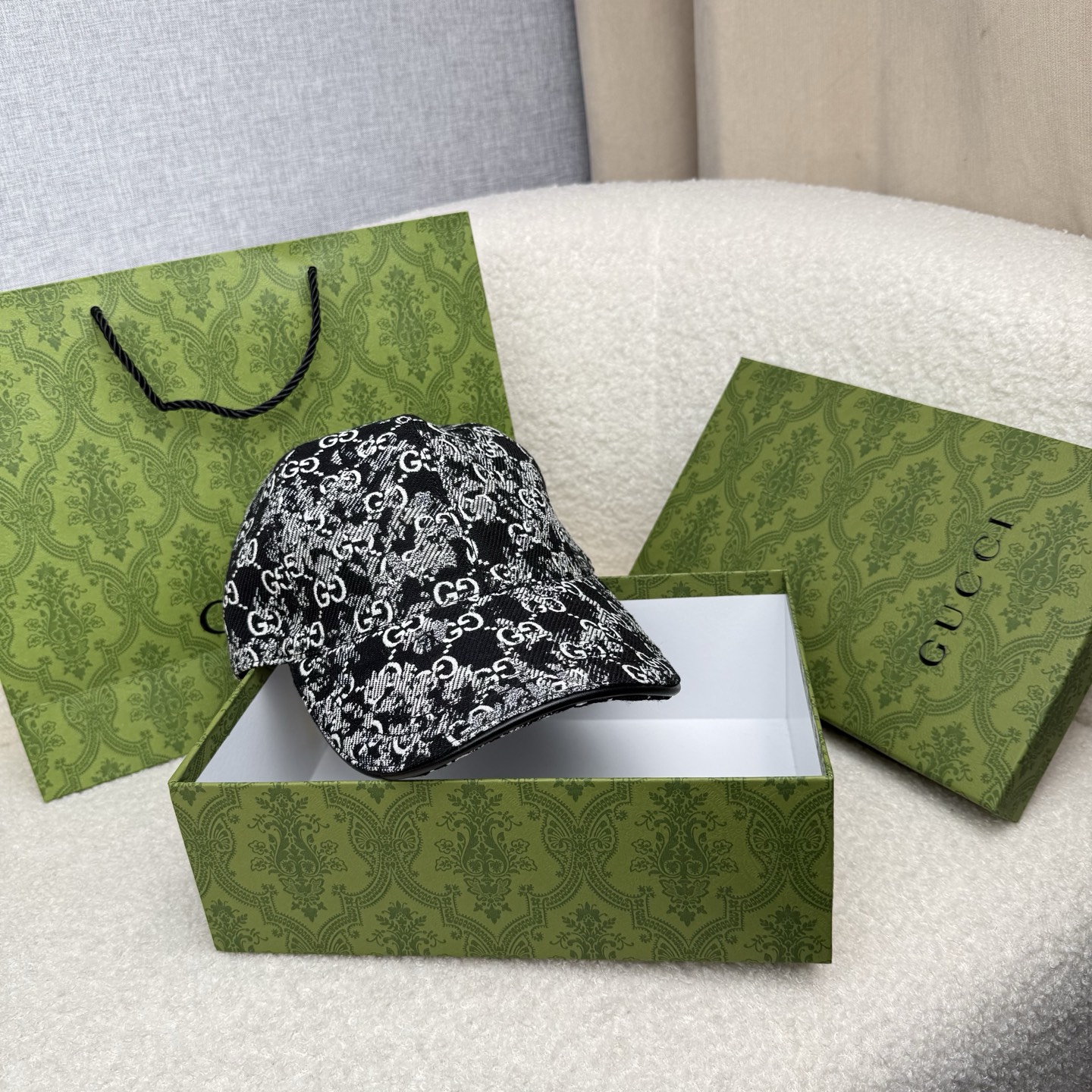 🌹。G家。【超A品质-配透明防尘袋】最新款！时尚潮流，高端做工！每一个帽子都是用心之作！牛津材质！头层牛皮！非一般的品质