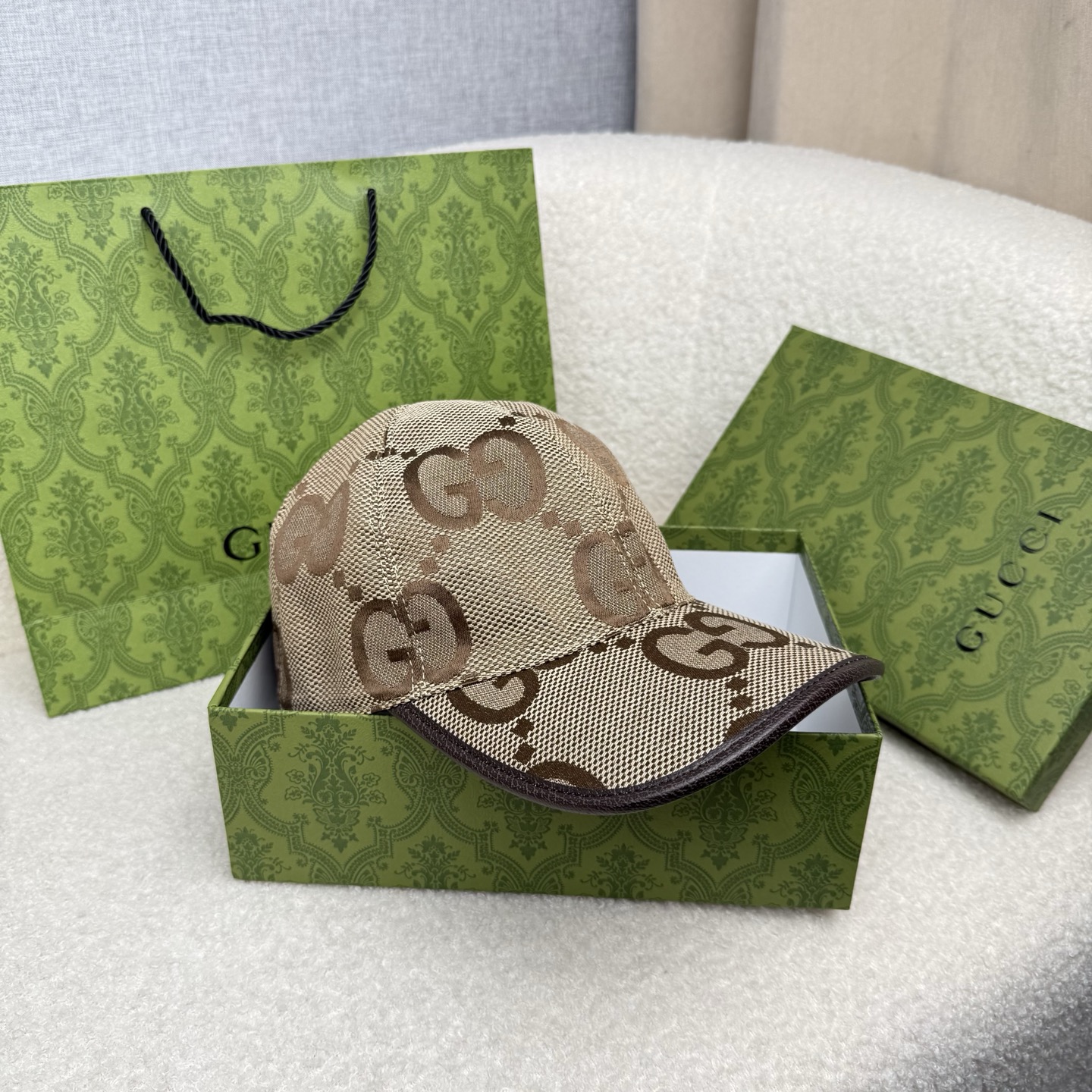 🌹。G家。【超A品质-配透明防尘袋】最新款！时尚潮流，高端做工！每一个帽子都是用心之作！牛津材质！头层牛皮！非一般的品质