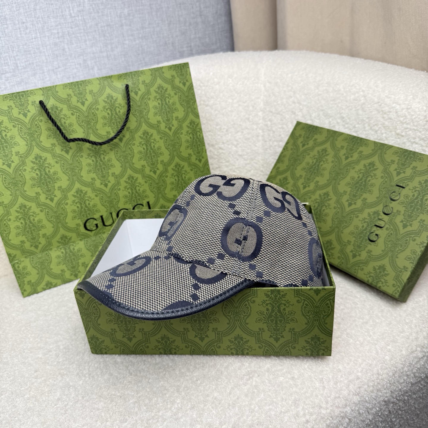 🌹。G家。【超A品质-配透明防尘袋】最新款！时尚潮流，高端做工！每一个帽子都是用心之作！牛津材质！头层牛皮！非一般的品质