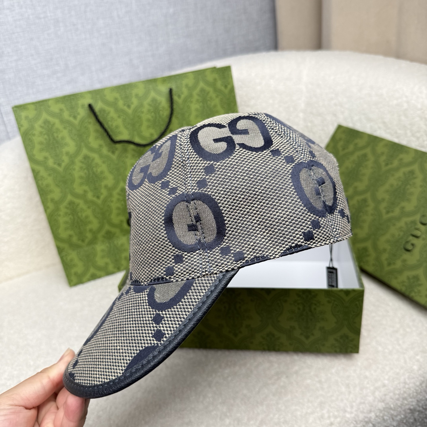 🌹。G家。【超A品质-配透明防尘袋】最新款！时尚潮流，高端做工！每一个帽子都是用心之作！牛津材质！头层牛皮！非一般的品质
