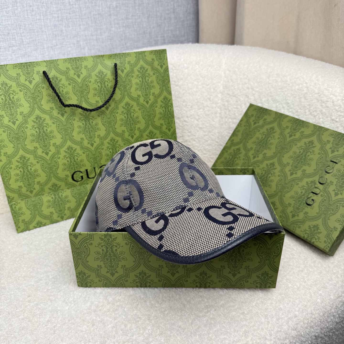 🌹。G家。【超A品质-配透明防尘袋】最新款！时尚潮流，高端做工！每一个帽子都是用心之作！牛津材质！头层牛皮！非一般的品质