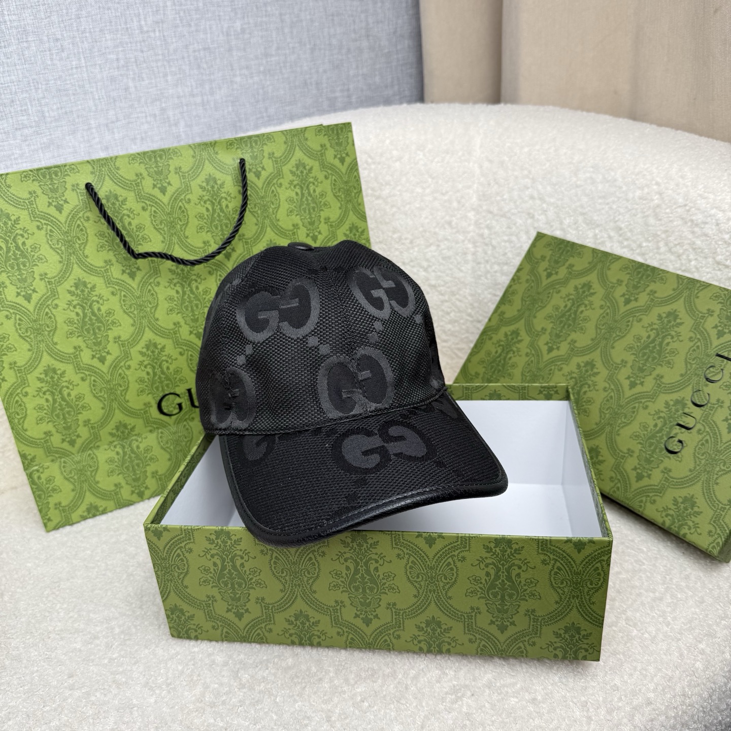 🌹。G家。【超A品质-配透明防尘袋】最新款！时尚潮流，高端做工！每一个帽子都是用心之作！牛津材质！头层牛皮！非一般的品质
