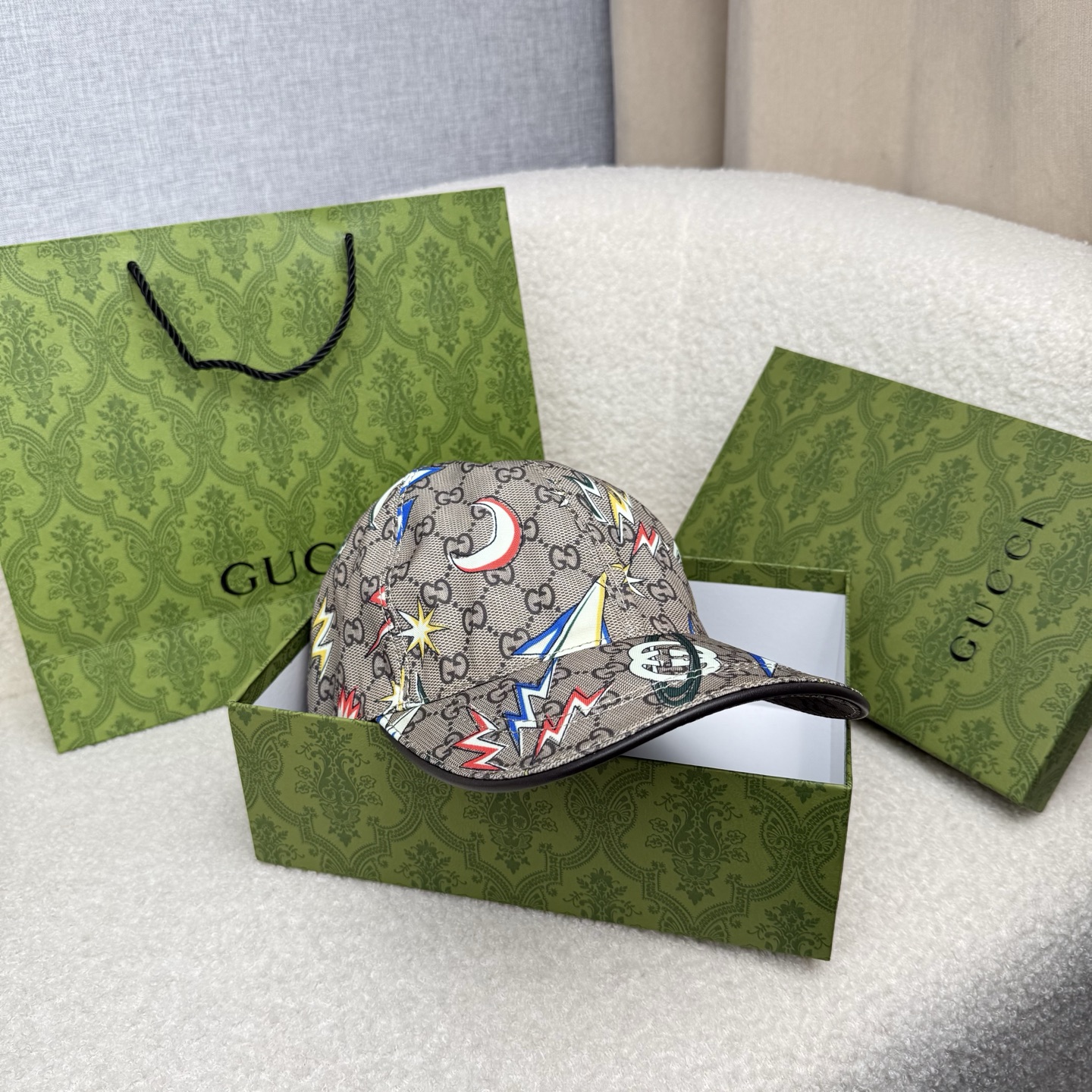 🌹。G家。【超A品质-配透明防尘袋】最新款！时尚潮流，高端做工！每一个帽子都是用心之作！牛津材质！头层牛皮！非一般的品质
