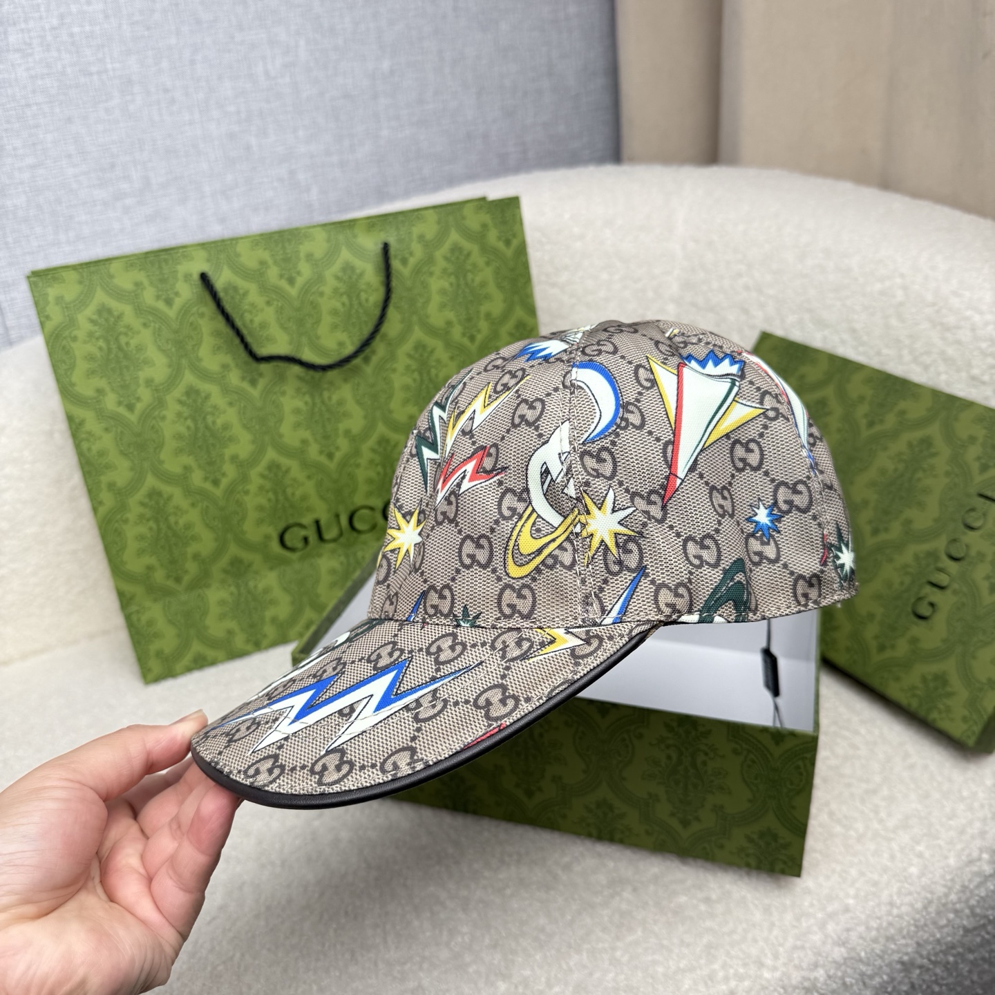 🌹。G家。【超A品质-配透明防尘袋】最新款！时尚潮流，高端做工！每一个帽子都是用心之作！牛津材质！头层牛皮！非一般的品质