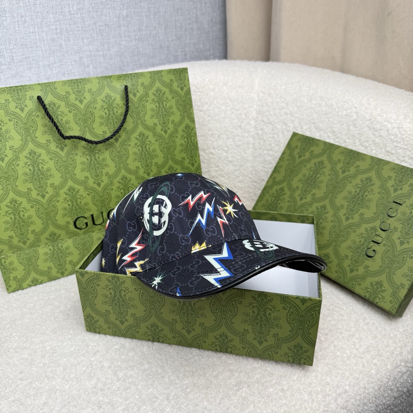 🌹。G家。【超A品质-配透明防尘袋】最新款！时尚潮流，高端做工！每一个帽子都是用心之作！牛津材质！头层牛皮！非一般的品质