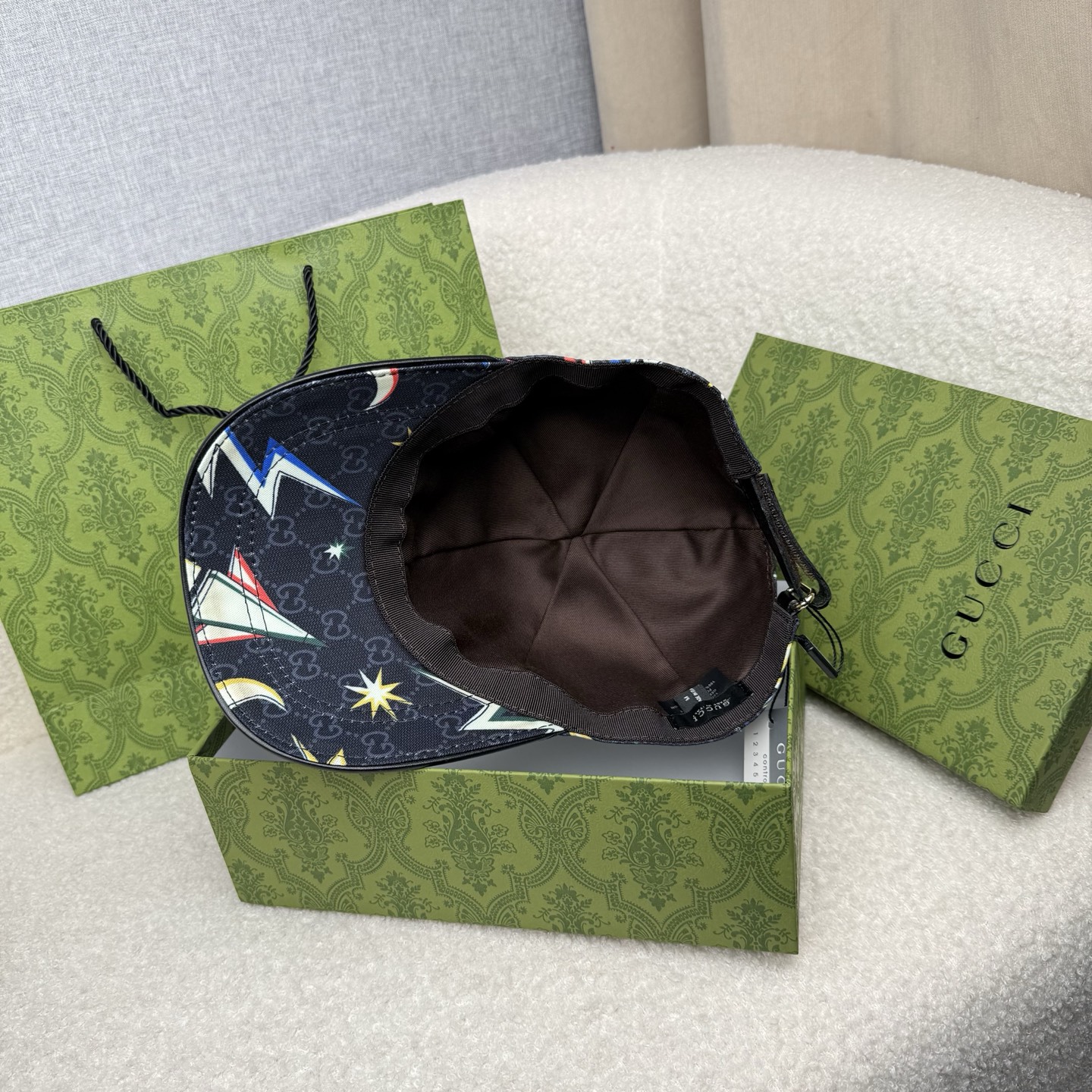 🌹。G家。【超A品质-配透明防尘袋】最新款！时尚潮流，高端做工！每一个帽子都是用心之作！牛津材质！头层牛皮！非一般的品质