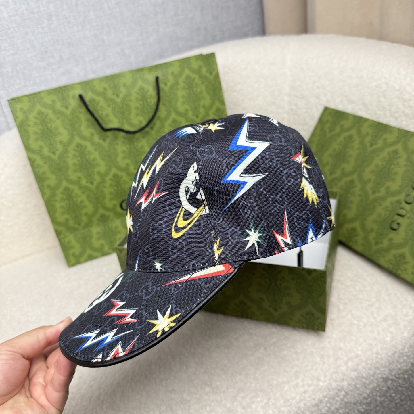 🌹。G家。【超A品质-配透明防尘袋】最新款！时尚潮流，高端做工！每一个帽子都是用心之作！牛津材质！头层牛皮！非一般的品质
