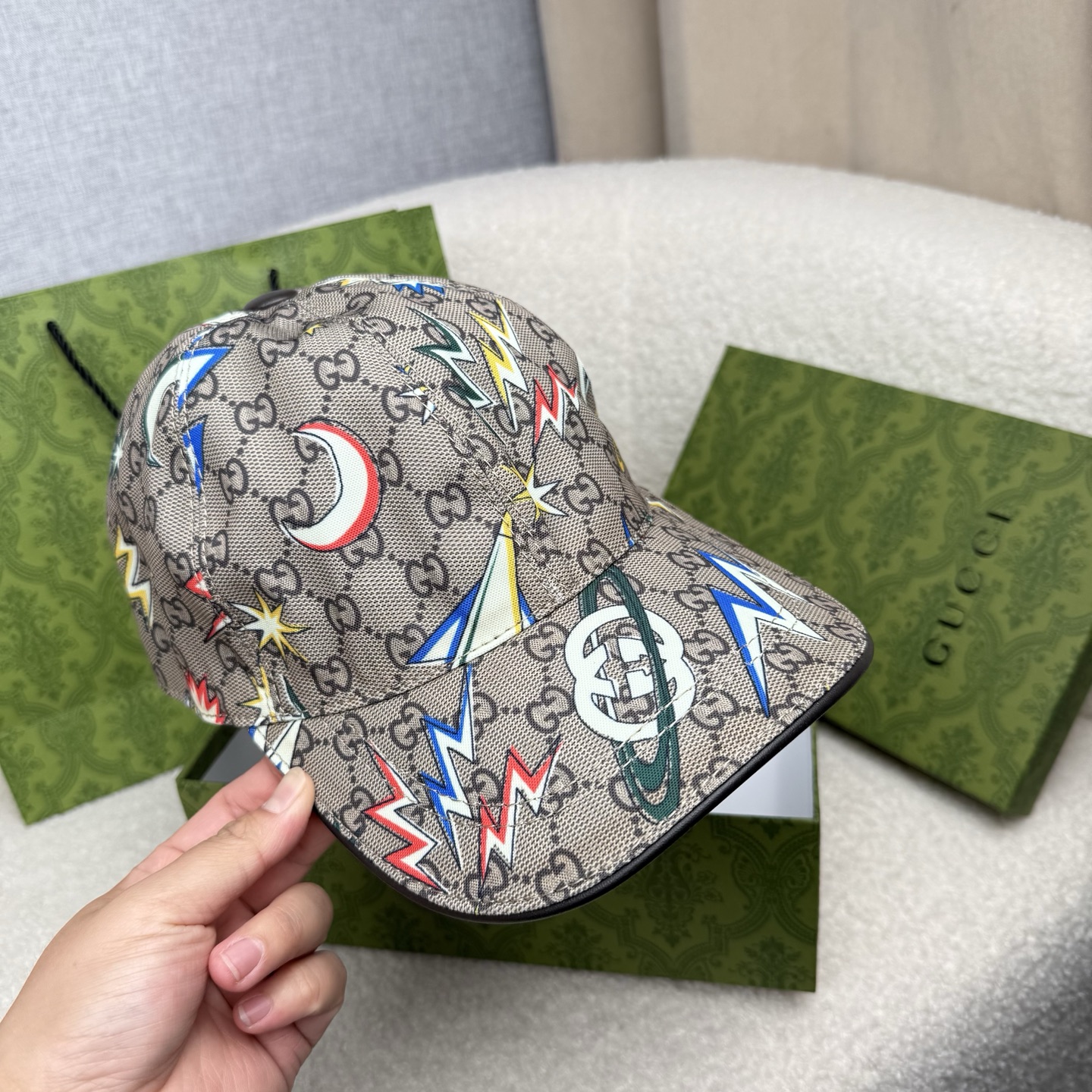 🌹。G家。【超A品质-配透明防尘袋】最新款！时尚潮流，高端做工！每一个帽子都是用心之作！牛津材质！头层牛皮！非一般的品质