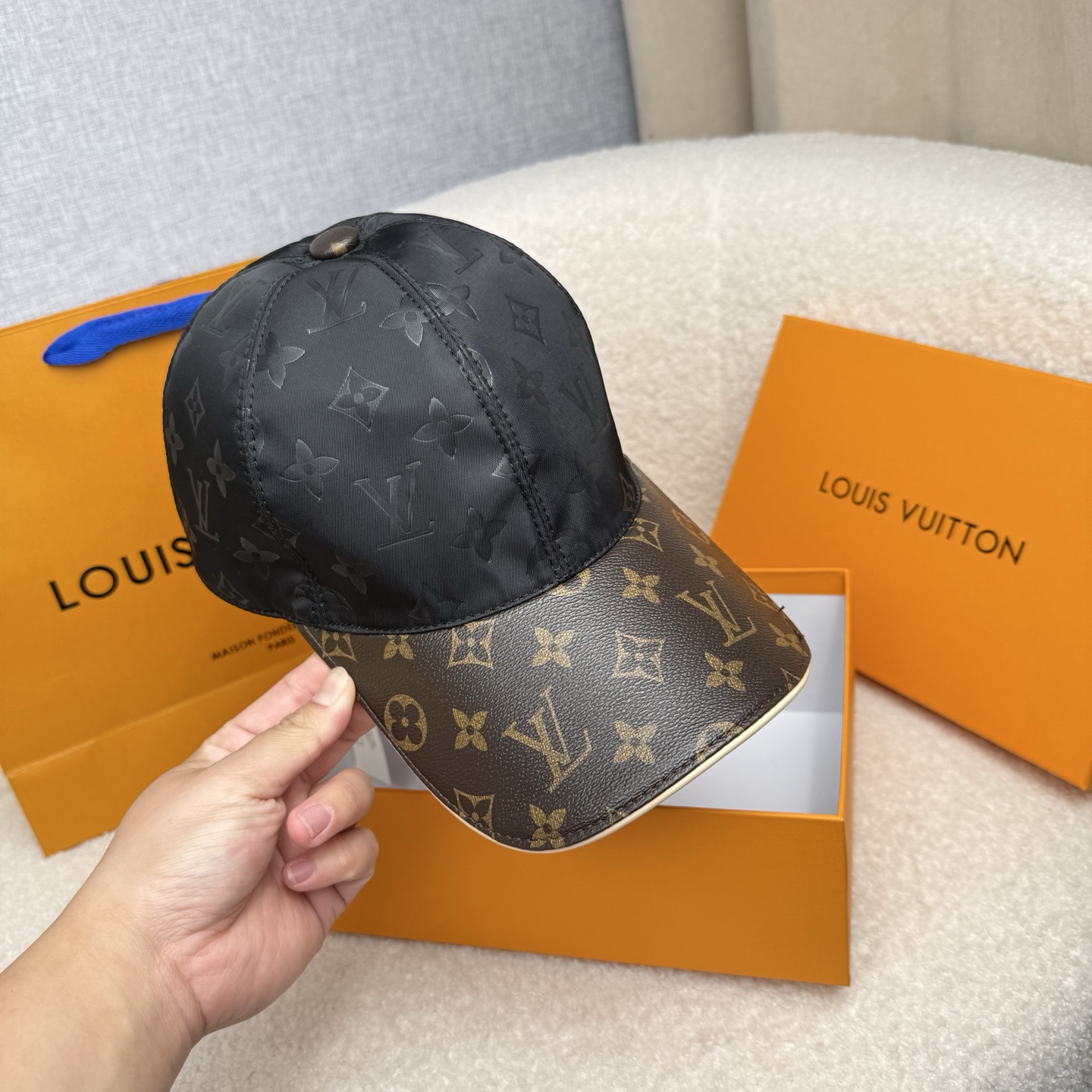 🌹。L家。【超A品质-配透明防尘袋】最新款！时尚潮流，高端做工！每一个帽子都是用心之作！牛津材质！头层牛皮！非一般的品质