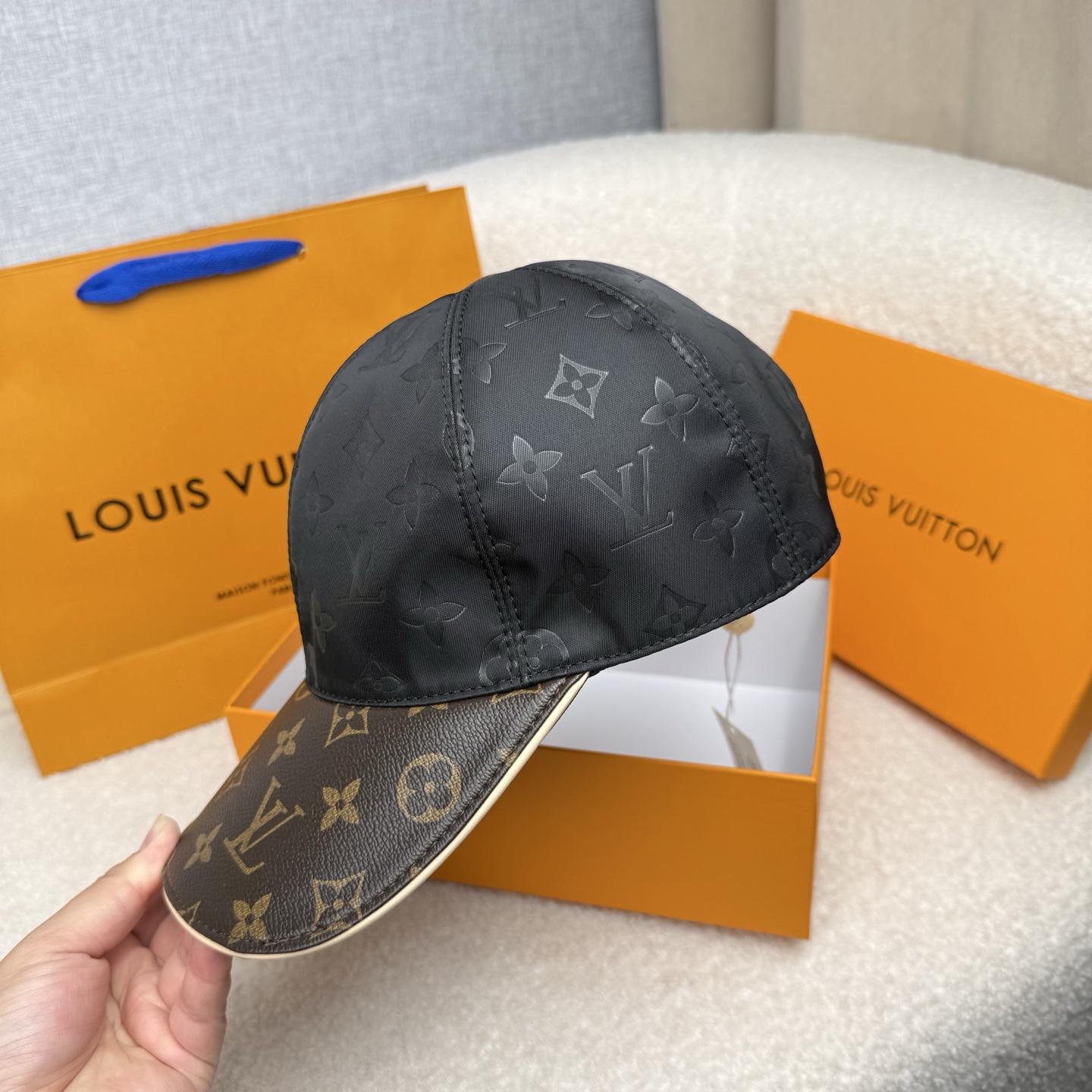🌹。L家。【超A品质-配透明防尘袋】最新款！时尚潮流，高端做工！每一个帽子都是用心之作！牛津材质！头层牛皮！非一般的品质
