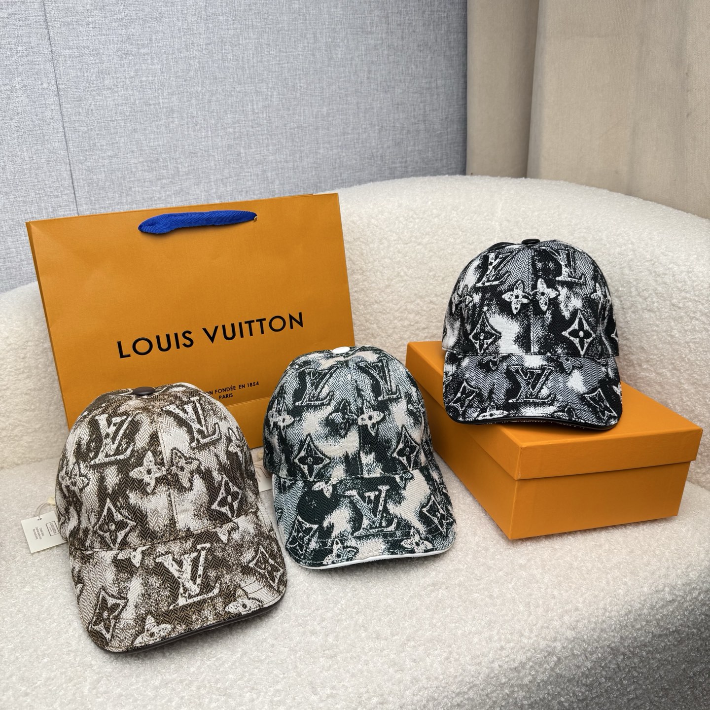 NO:824930,.L family.【Super A quality】The latest model!  Fashion trend, high-end workmanship!  Every hat is made with care!  Oxford material!  First layer of cowhide!  Comes with box, dust bag, extraordinary quality, details are also very important. Genuine leather cap nails, leather adjustment strap!  hat straw hat bucket hat baseball cap,hat,louis vuitton,espadrilles,cowhide,hats19860909.L家.【超A品质】最新款！时尚潮流,高端做工！每一个帽子都是用心之作！牛津材质！头层牛皮！配盒子、防尘袋、非一般的品质,细节也很重要.真皮帽钉,真皮调节带！帽子草帽渔夫帽棒球帽,帽子,louis vuitton,espadrilles,cowhide,hats,hat