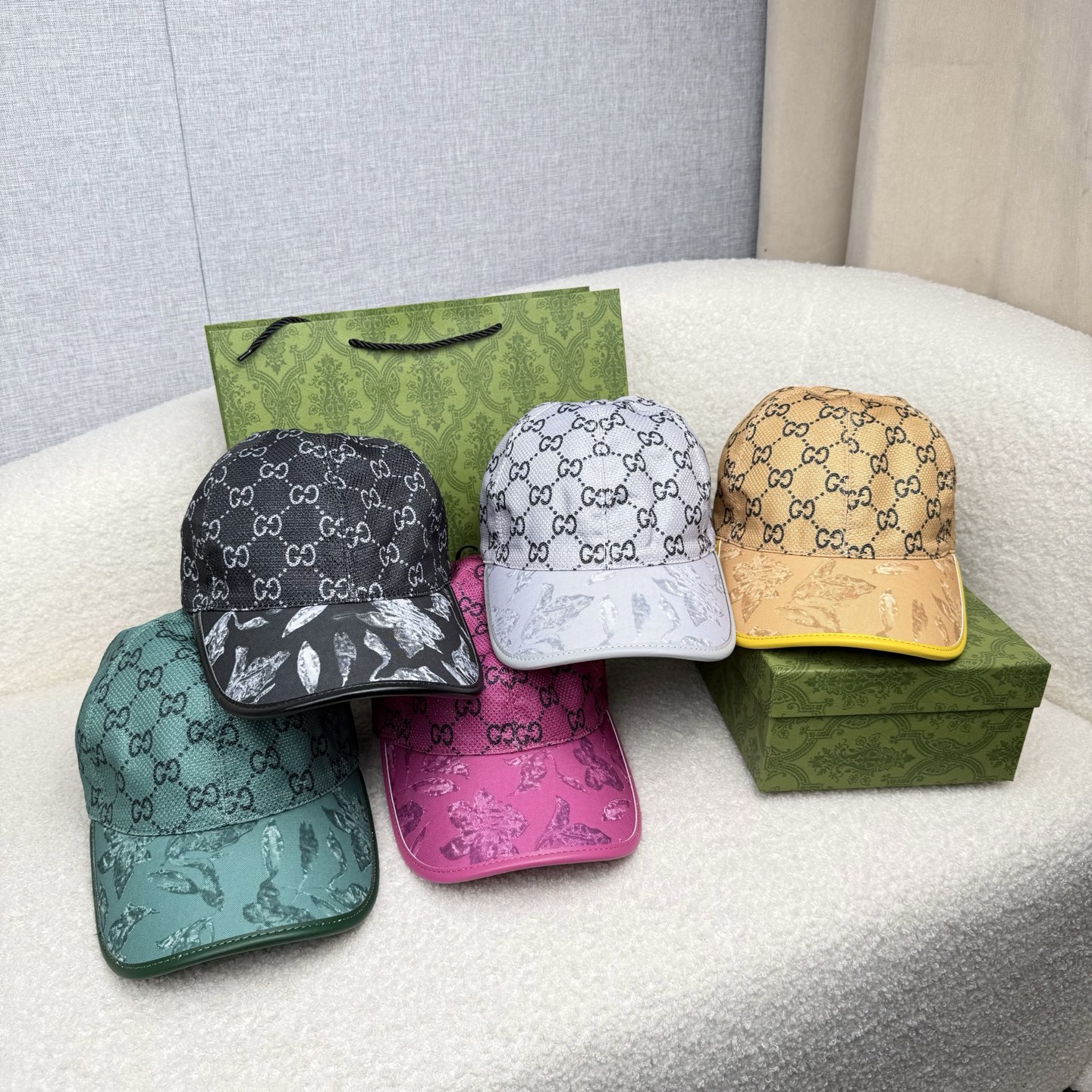 NO:824939,.G Home.【Super A quality】The latest model!  Fashion trend, high-end workmanship!  Every hat is made with care!  Oxford material!  First layer of cowhide!  Comes with box, dust bag, extraordinary quality, details are also very important. Genuine leather cap nails, leather adjustment strap!  Hats, straw hats, bucket hats, baseball caps, hats, gucci, espadrilles, cowhide, hats19860909.G家.【超A品质】最新款！时尚潮流,高端做工！每一个帽子都是用心之作！牛津材质！头层牛皮！配盒子、防尘袋、非一般的品质,细节也很重要.真皮帽钉,真皮调节带！帽子草帽渔夫帽棒球帽,帽子,gucci,espadrilles,cowhide,hats,hat
