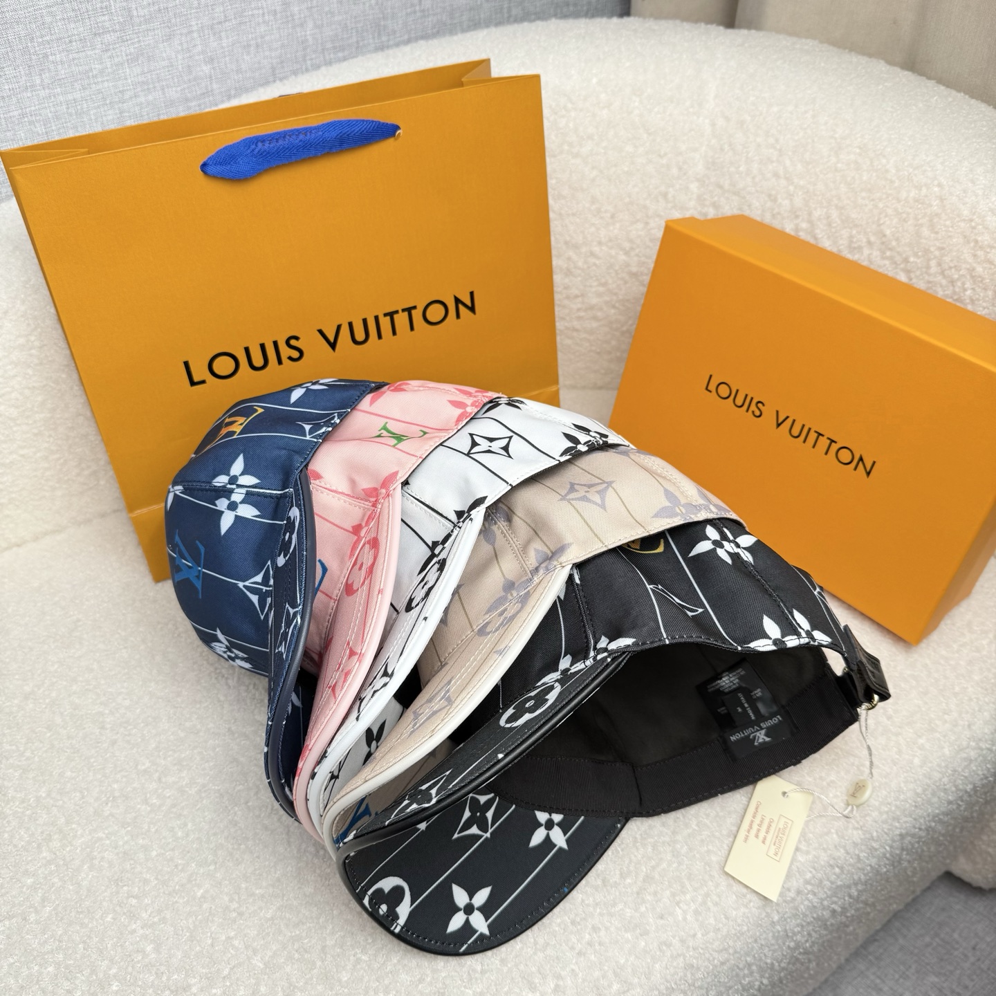 NO:865409,.L family.【Super A quality】The latest model!  Fashion trend, high-end workmanship!  Every hat is made with care!  Oxford material!  First layer of cowhide!  Comes with box, dust bag, extraordinary quality, details are also very important. Genuine leather cap nails, leather adjustment strap!  hat straw hat bucket hat baseball cap,hat,louis vuitton,espadrilles,cowhide,hats19860909.L家.【超A品质】最新款！时尚潮流,高端做工！每一个帽子都是用心之作！牛津材质！头层牛皮！配盒子、防尘袋、非一般的品质,细节也很重要.真皮帽钉,真皮调节带！帽子草帽渔夫帽棒球帽,帽子,louis vuitton,espadrilles,cowhide,hats,hat