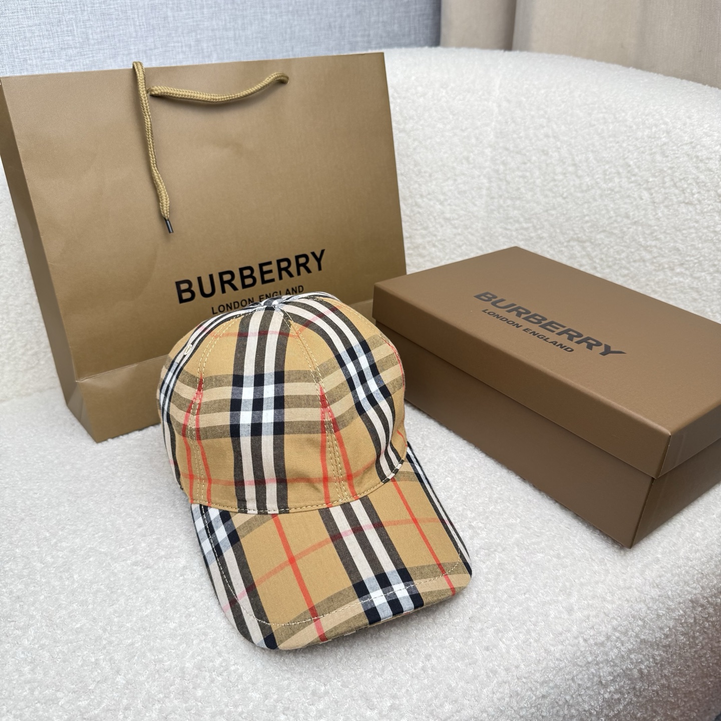 NO:865419,.B Home.【Super A quality】The latest model!  Fashion trend, high-end workmanship!  Every hat is made with care!  Oxford material!  First layer of cowhide!  Comes with box, dust bag, extraordinary quality, details are also very important. Genuine leather cap nails, leather adjustment strap!  hats straw hat bucket hat baseball cap, hat, espadrilles, cowhide, hats19860909.B家.【超A品质】最新款！时尚潮流,高端做工！每一个帽子都是用心之作！牛津材质！头层牛皮！配盒子、防尘袋、非一般的品质,细节也很重要.真皮帽钉,真皮调节带！帽子草帽渔夫帽棒球帽,帽子,espadrilles,cowhide,hats,hat