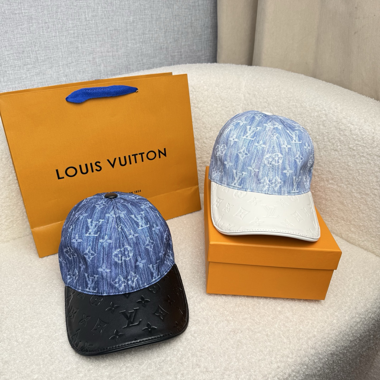 NO:865352,.L family.【Super A quality】The latest model!  Fashion trend, high-end workmanship!  Every hat is made with care!  Oxford material!  First layer of cowhide!  Comes with box, dust bag, extraordinary quality, details are also very important. Genuine leather cap nails, leather adjustment strap!  hat straw hat bucket hat baseball cap,hat,louis vuitton,espadrilles,cowhide,hats19860909.L家.【超A品质】最新款！时尚潮流,高端做工！每一个帽子都是用心之作！牛津材质！头层牛皮！配盒子、防尘袋、非一般的品质,细节也很重要.真皮帽钉,真皮调节带！帽子草帽渔夫帽棒球帽,帽子,louis vuitton,espadrilles,cowhide,hats,hat