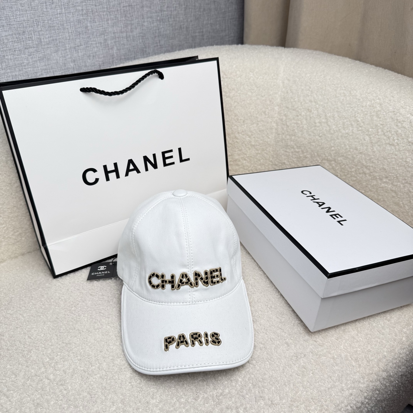 NO:865391,.C Home.【Super A quality】The latest model!  Fashion trend, high-end workmanship!  Every hat is made with care!  Oxford material!  First layer of cowhide!  Comes with box, dust bag, extraordinary quality, details are also very important. Genuine leather cap nails, leather adjustment strap!  Hats, straw hats, bucket hats, baseball caps, hats, chanel, espadrilles, cowhide, hats19860909.C家.【超A品质】最新款！时尚潮流,高端做工！每一个帽子都是用心之作！牛津材质！头层牛皮！配盒子、防尘袋、非一般的品质,细节也很重要.真皮帽钉,真皮调节带！帽子草帽渔夫帽棒球帽,帽子,chanel,espadrilles,cowhide,hats,hat