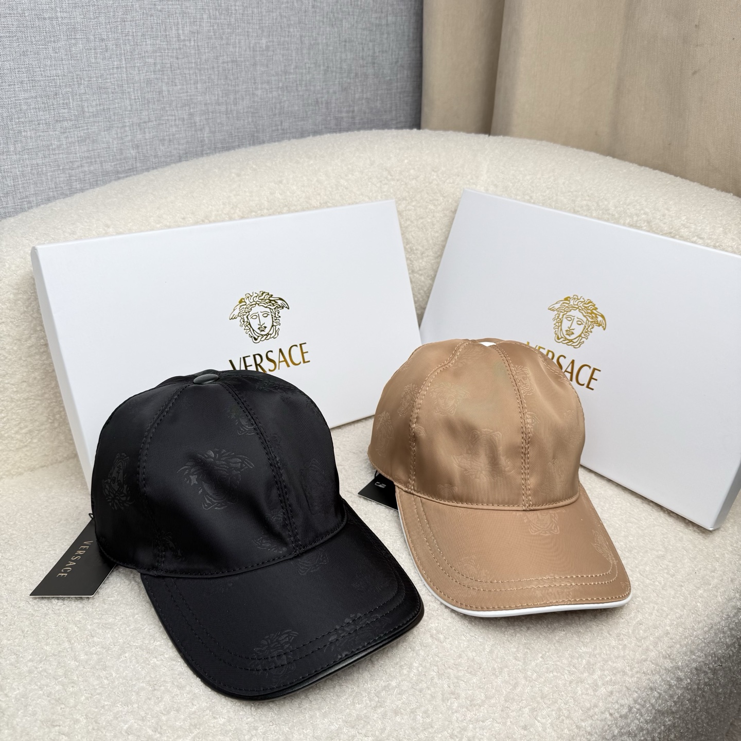 NO:865429,.Versace.【Super A quality】The latest model!  Fashion trend, high-end workmanship!  Every hat is made with care!  Oxford material!  First layer of cowhide!  Comes with box, dust bag, extraordinary quality, details are also very important. Genuine leather cap nails, leather adjustment strap!  hat straw hat bucket hat baseball cap,hat,versace,espadrilles,cowhide,hats19860909.范思哲.【超A品质】最新款！时尚潮流,高端做工！每一个帽子都是用心之作！牛津材质！头层牛皮！配盒子、防尘袋、非一般的品质,细节也很重要.真皮帽钉,真皮调节带！帽子草帽渔夫帽棒球帽,帽子,versace,espadrilles,cowhide,hats,hat