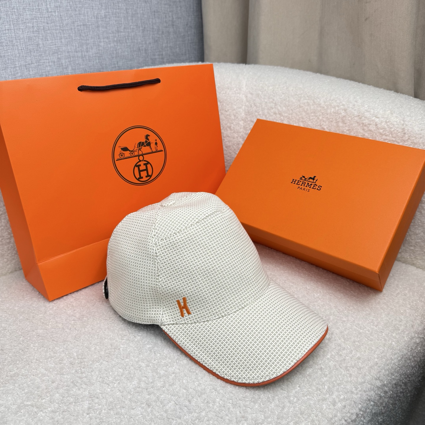 NO:865441,.H Home.【Super A quality】The latest model!  Fashion trend, high-end workmanship!  Every hat is made with care!  Oxford material!  First layer of cowhide!  Comes with box, dust bag, extraordinary quality, details are also very important. Genuine leather cap nails, leather adjustment strap!  hats straw hat bucket hat baseball cap, hat, espadrilles, cowhide, hats19860909.H家.【超A品质】最新款！时尚潮流,高端做工！每一个帽子都是用心之作！牛津材质！头层牛皮！配盒子、防尘袋、非一般的品质,细节也很重要.真皮帽钉,真皮调节带！帽子草帽渔夫帽棒球帽,帽子,espadrilles,cowhide,hats,hat