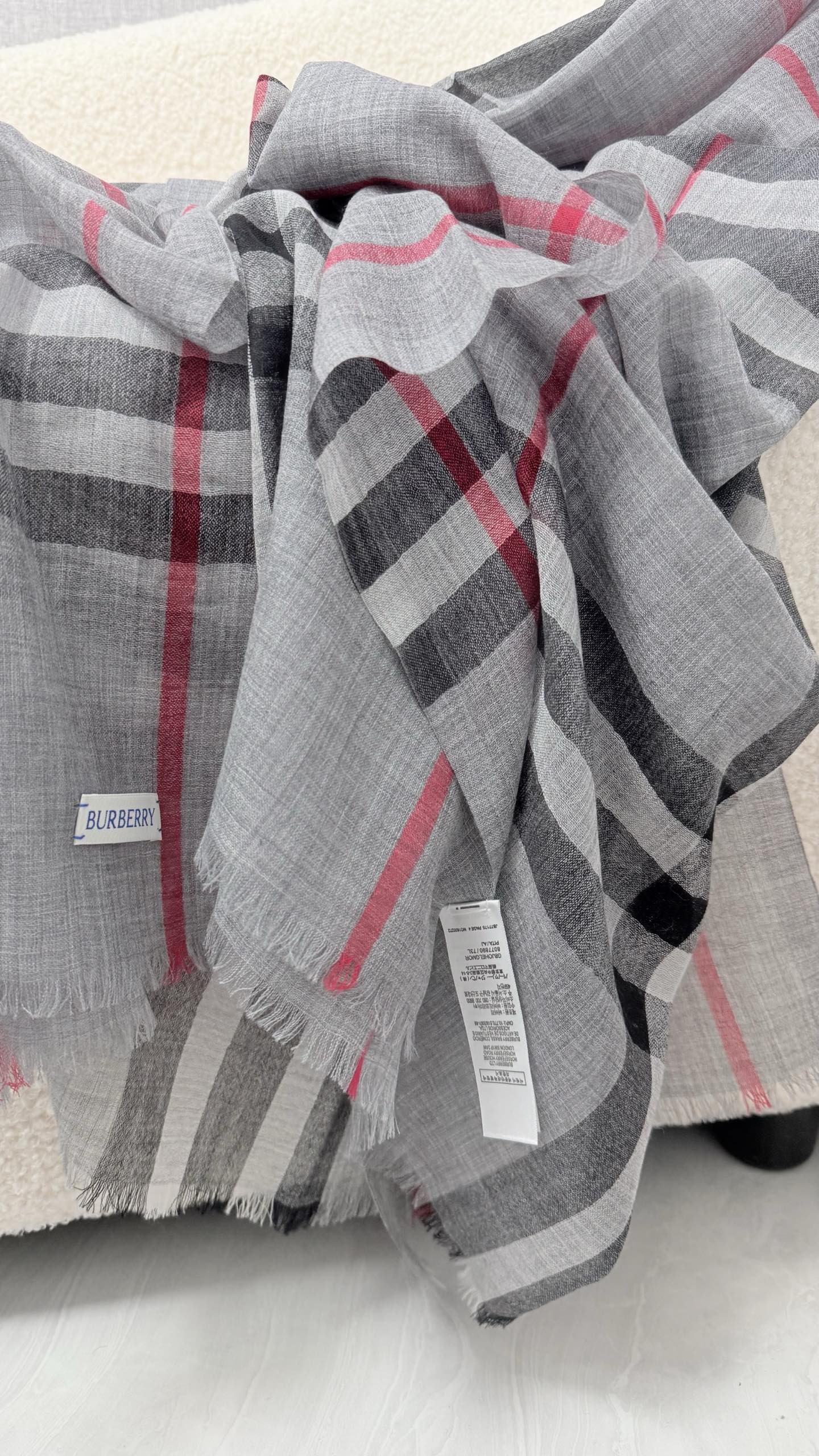 🆕 P🆕 。burberry。Bur新款复古格子,show款限量,一如既往的经典格子,流行了100年都没有过时,最经典的 🆕 P🆕 。burberry。Bur新款复古格子,show款限量,一如既往的经典格子,流行了100年都没有过时,最经典的