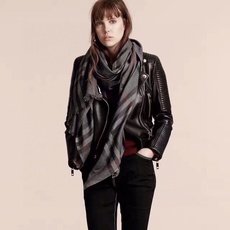 🆕 P🆕 。burberry。Bur新款复古格子,show款限量,一如既往的经典格子,流行了100年都没有过时,最经典的 🆕 P🆕 。burberry。Bur新款复古格子,show款限量,一如既往的经典格子,流行了100年都没有过时,最经典的