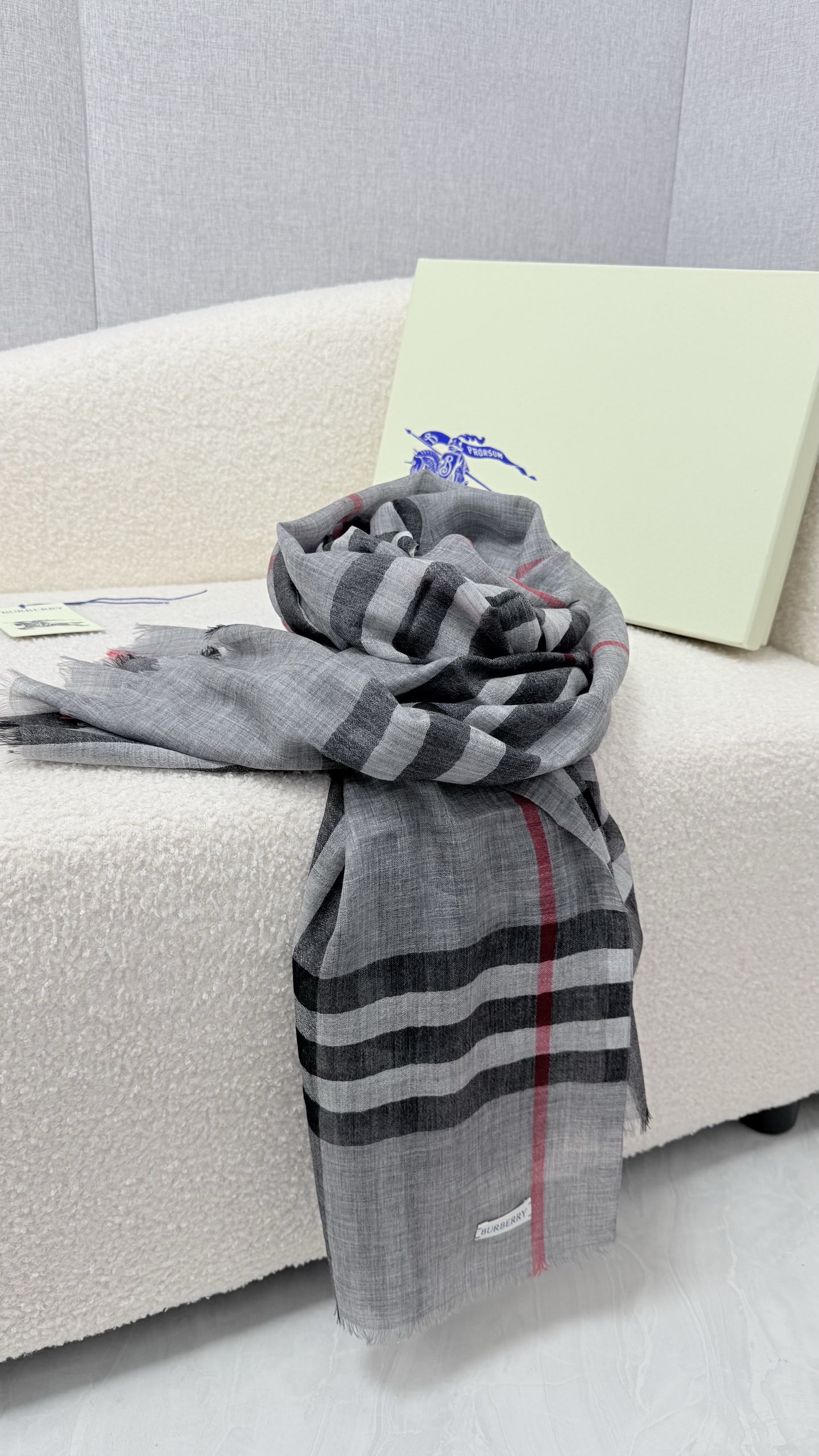 🆕 P🆕 。burberry。Bur新款复古格子,show款限量,一如既往的经典格子,流行了100年都没有过时,最经典的 🆕 P🆕 。burberry。Bur新款复古格子,show款限量,一如既往的经典格子,流行了100年都没有过时,最经典的