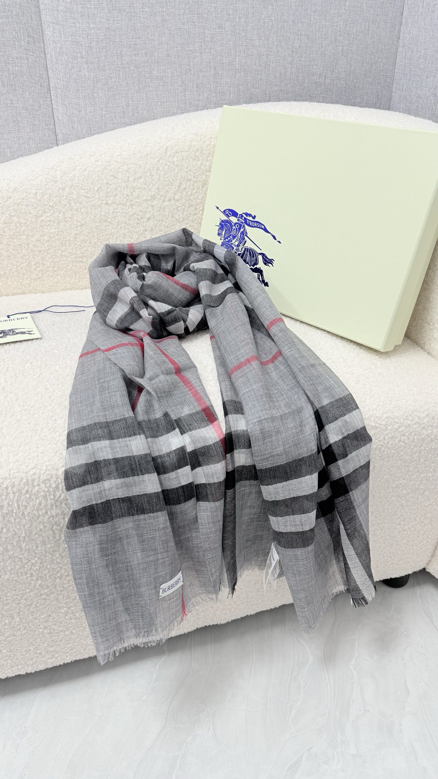 🆕 P🆕 。burberry。Bur新款复古格子,show款限量,一如既往的经典格子,流行了100年都没有过时,最经典的 🆕 P🆕 。burberry。Bur新款复古格子,show款限量,一如既往的经典格子,流行了100年都没有过时,最经典的