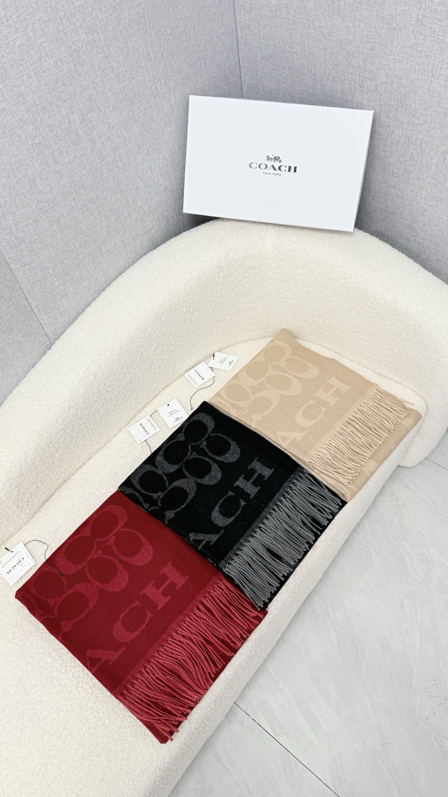 🆕 P🆕 。蔻驰。【高版-正C】Coach经典C logo双面披肩也太好看了吧!不仅有颜值还有品质,97%羊毛+3%羊绒 🆕 P🆕 。蔻驰。【高版-正C】Coach经典C logo双面披肩也太好看了吧!不仅有颜值还有品质,97%羊毛+3%羊绒