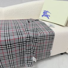 🆕 P🆕 。burberry。Bur新款复古格子,show款限量,一如既往的经典格子,流行了100年都没有过时,最经典的 🆕 P🆕 。burberry。Bur新款复古格子,show款限量,一如既往的经典格子,流行了100年都没有过时,最经典的