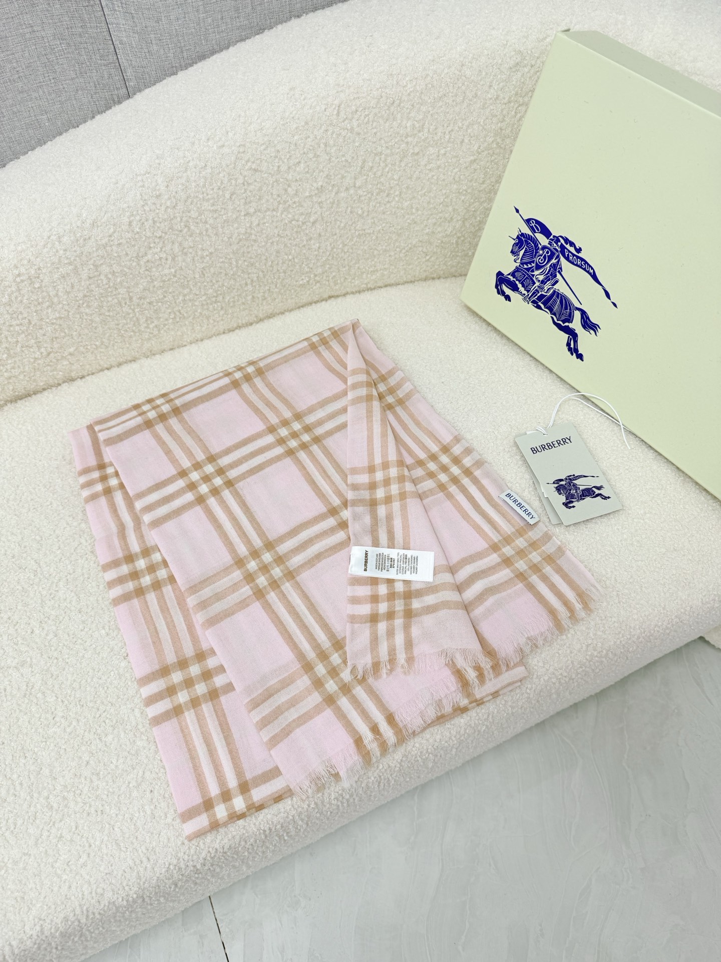 🆕 P🆕 。burberry。Bur新款复古格子,show款限量,一如既往的经典格子,流行了100年都没有过时,最经典的 🆕 P🆕 。burberry。Bur新款复古格子,show款限量,一如既往的经典格子,流行了100年都没有过时,最经典的