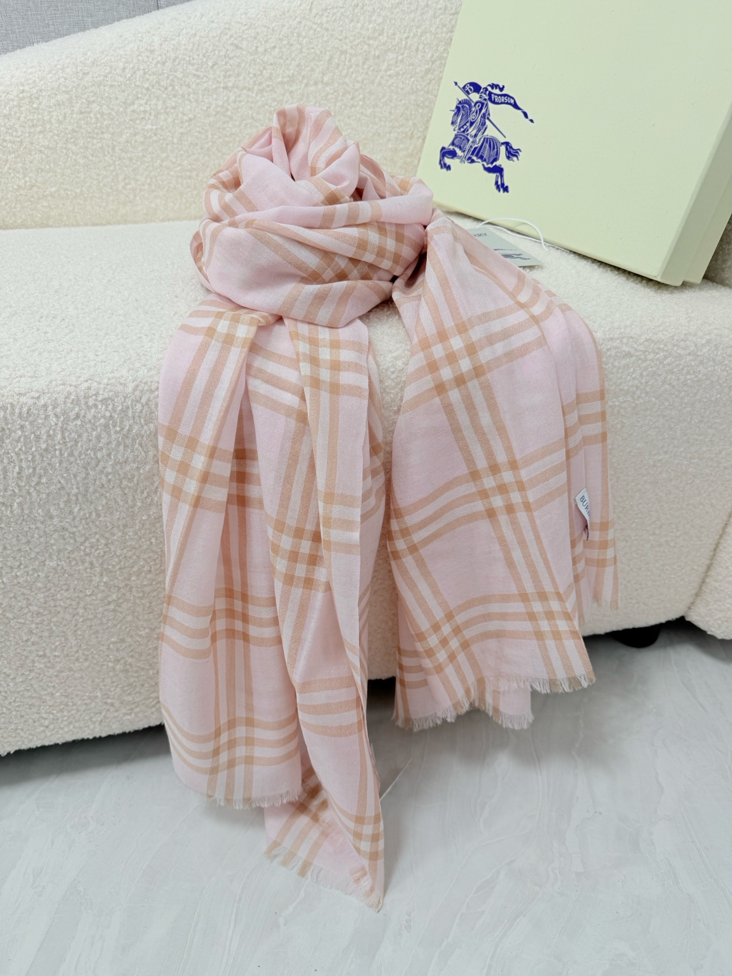 🆕 P🆕 。burberry。Bur新款复古格子,show款限量,一如既往的经典格子,流行了100年都没有过时,最经典的 🆕 P🆕 。burberry。Bur新款复古格子,show款限量,一如既往的经典格子,流行了100年都没有过时,最经典的