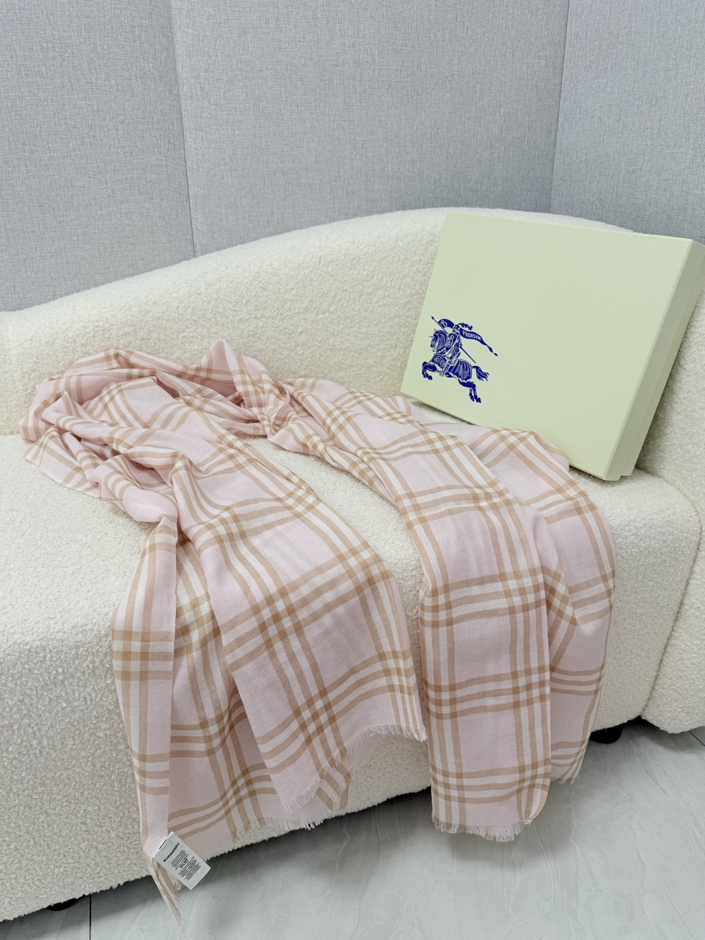 🆕 P🆕 。burberry。Bur新款复古格子,show款限量,一如既往的经典格子,流行了100年都没有过时,最经典的 🆕 P🆕 。burberry。Bur新款复古格子,show款限量,一如既往的经典格子,流行了100年都没有过时,最经典的