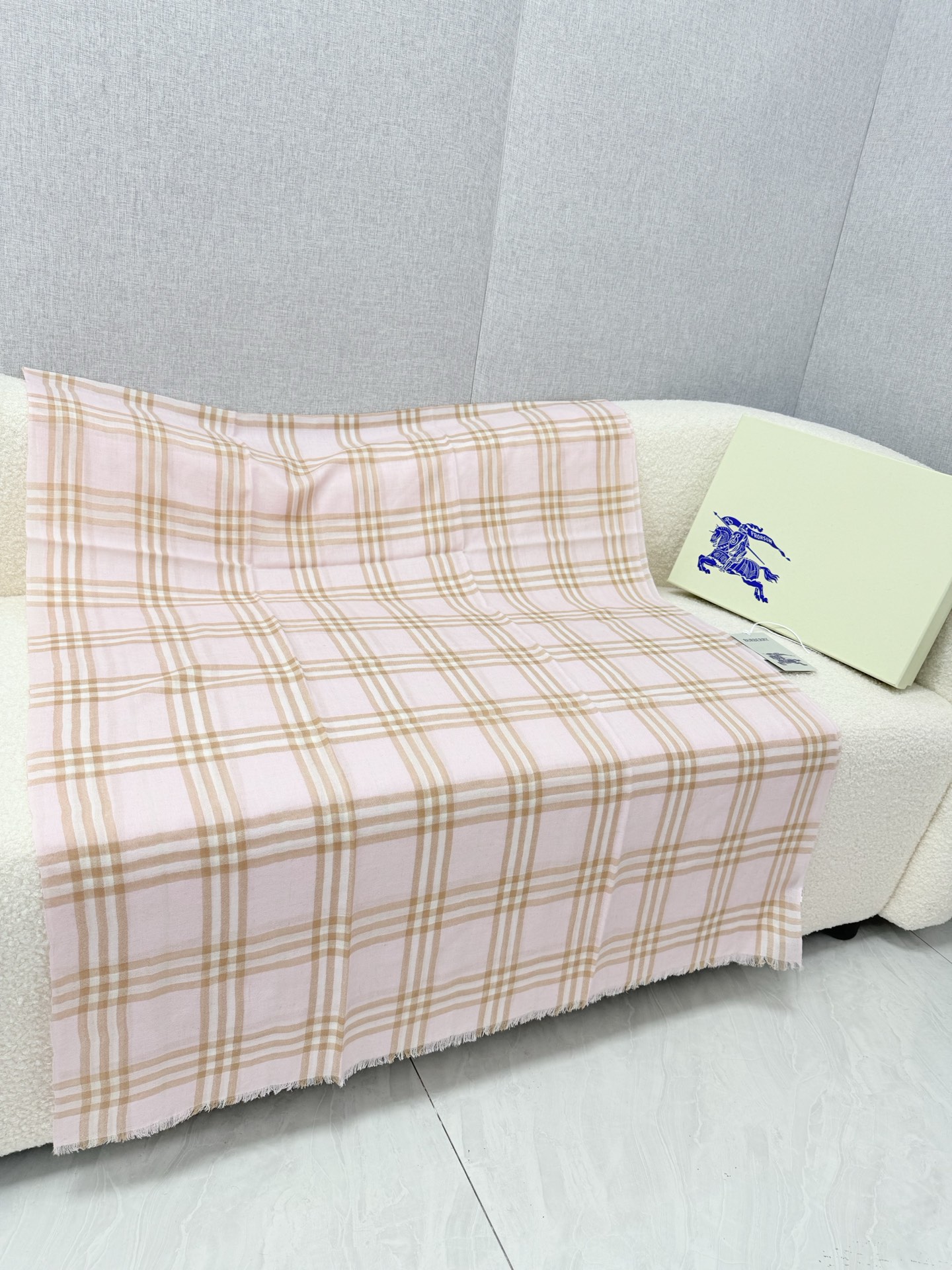 🆕 P🆕 。burberry。Bur新款复古格子,show款限量,一如既往的经典格子,流行了100年都没有过时,最经典的 🆕 P🆕 。burberry。Bur新款复古格子,show款限量,一如既往的经典格子,流行了100年都没有过时,最经典的