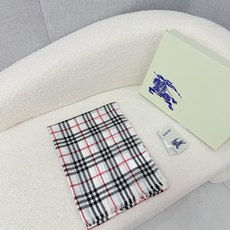 🆕 P🆕 。burberry。Bur新款复古格子,show款限量,一如既往的经典格子,流行了100年都没有过时,最经典的 🆕 P🆕 。burberry。Bur新款复古格子,show款限量,一如既往的经典格子,流行了100年都没有过时,最经典的