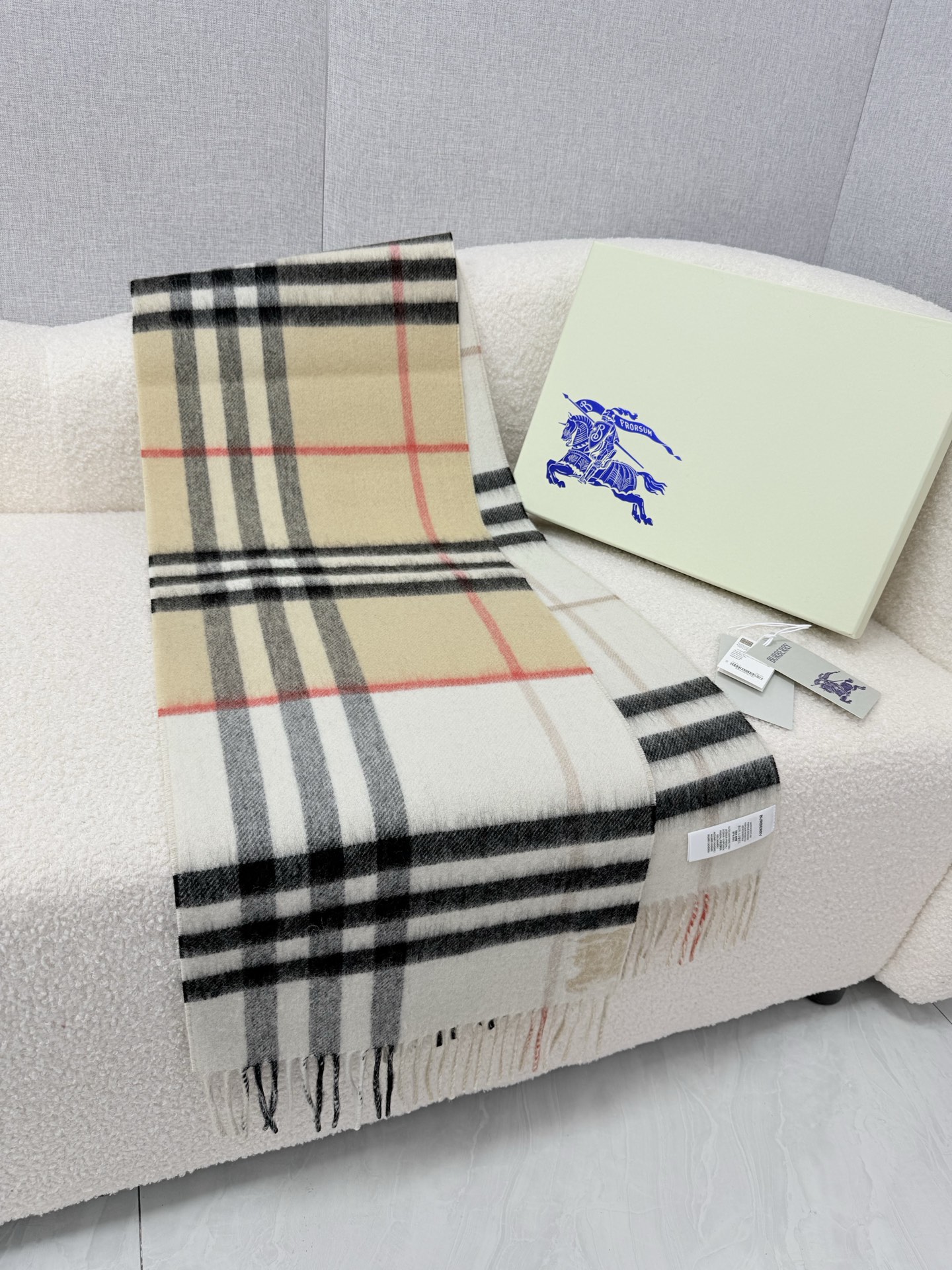 🆕 P🆕 。B家。【新款战马拼色格纹羊绒围巾：对比感格纹】面料：羊绒，尺寸：30*168！想要温暖冬季的必备百搭单品， 