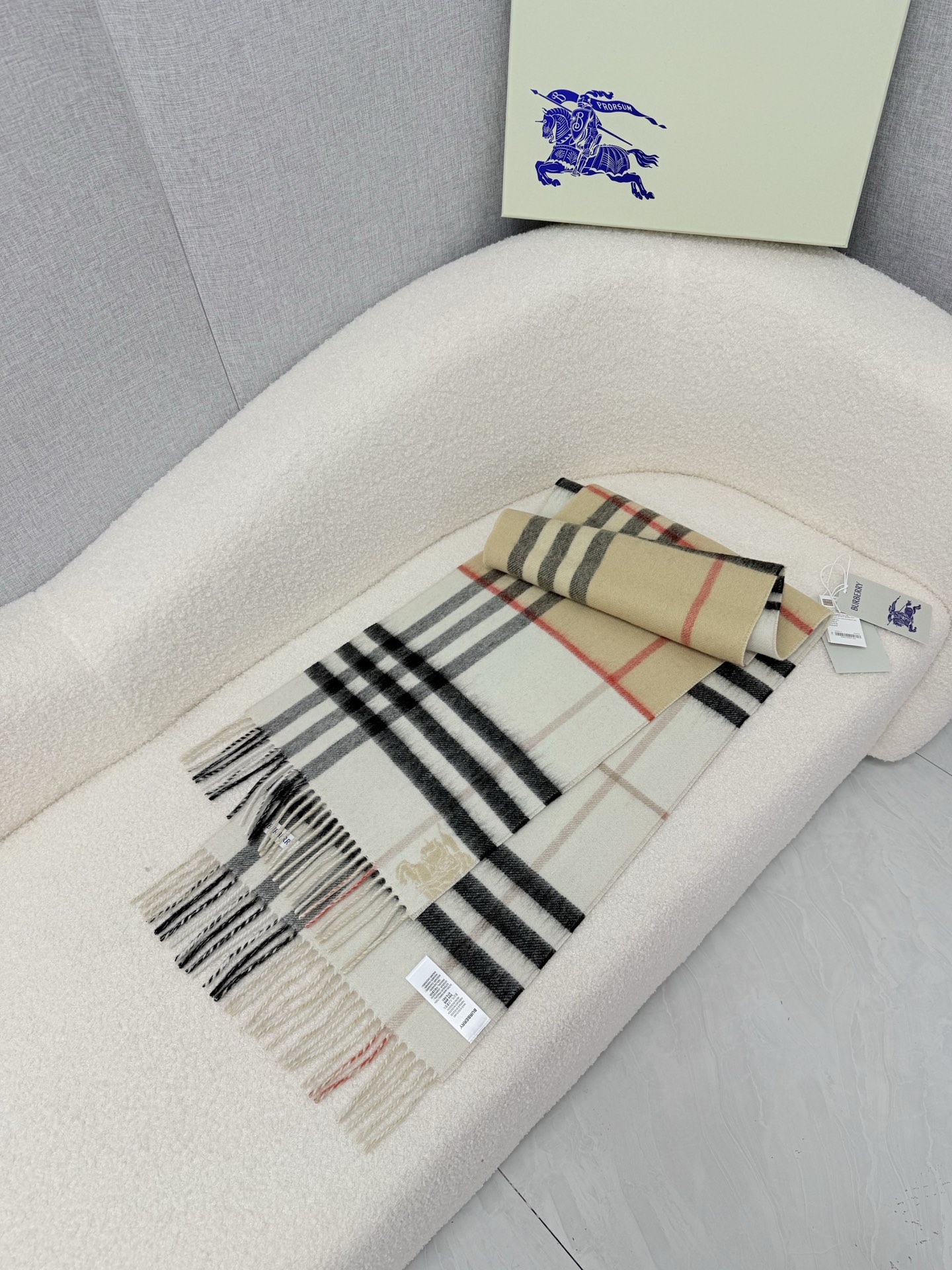🆕 P🆕 。B家。【新款战马拼色格纹羊绒围巾：对比感格纹】面料：羊绒，尺寸：30*168！想要温暖冬季的必备百搭单品， 