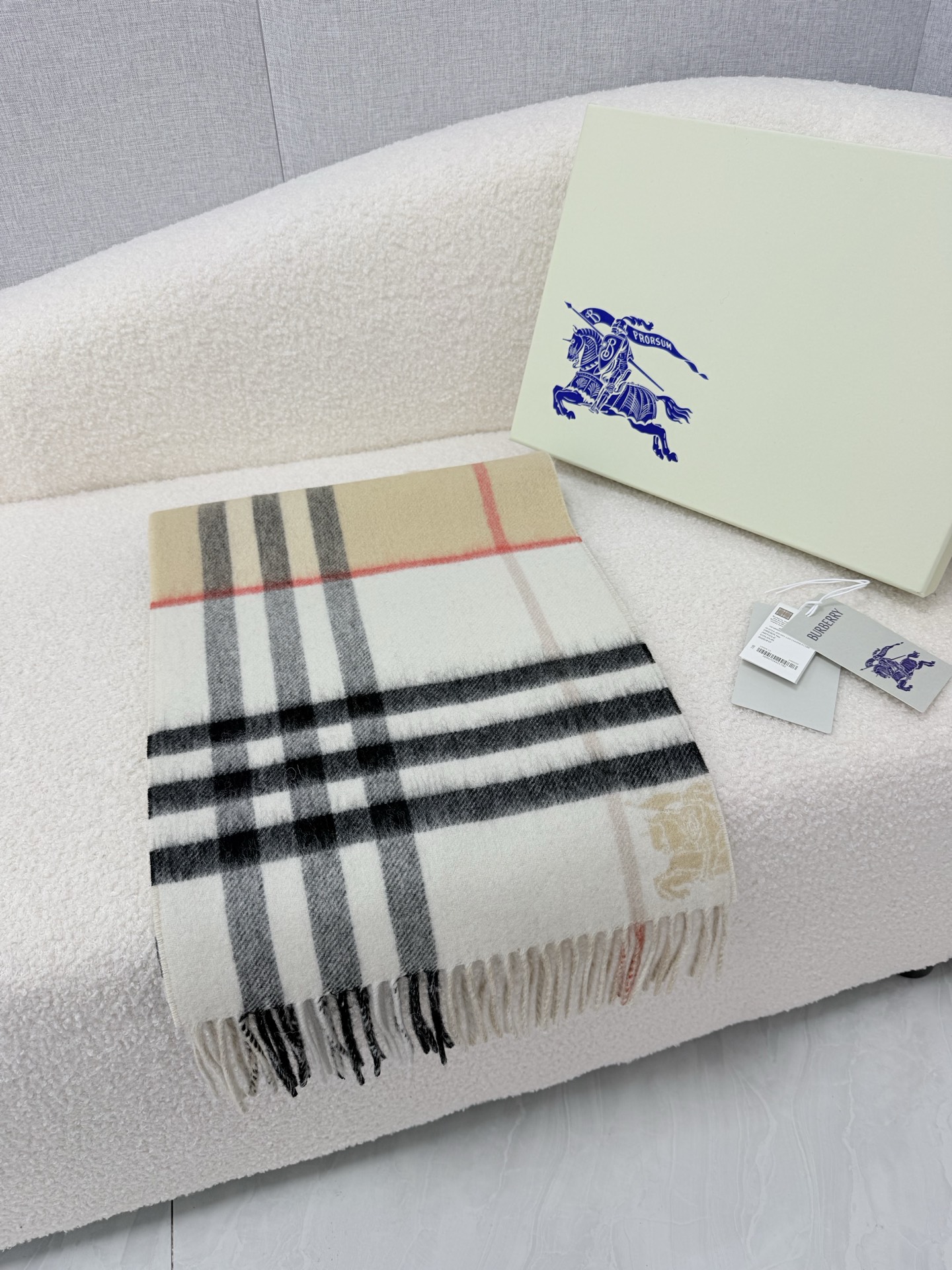 🆕 P🆕 。B家。【新款战马拼色格纹羊绒围巾：对比感格纹】面料：羊绒，尺寸：30*168！想要温暖冬季的必备百搭单品， 