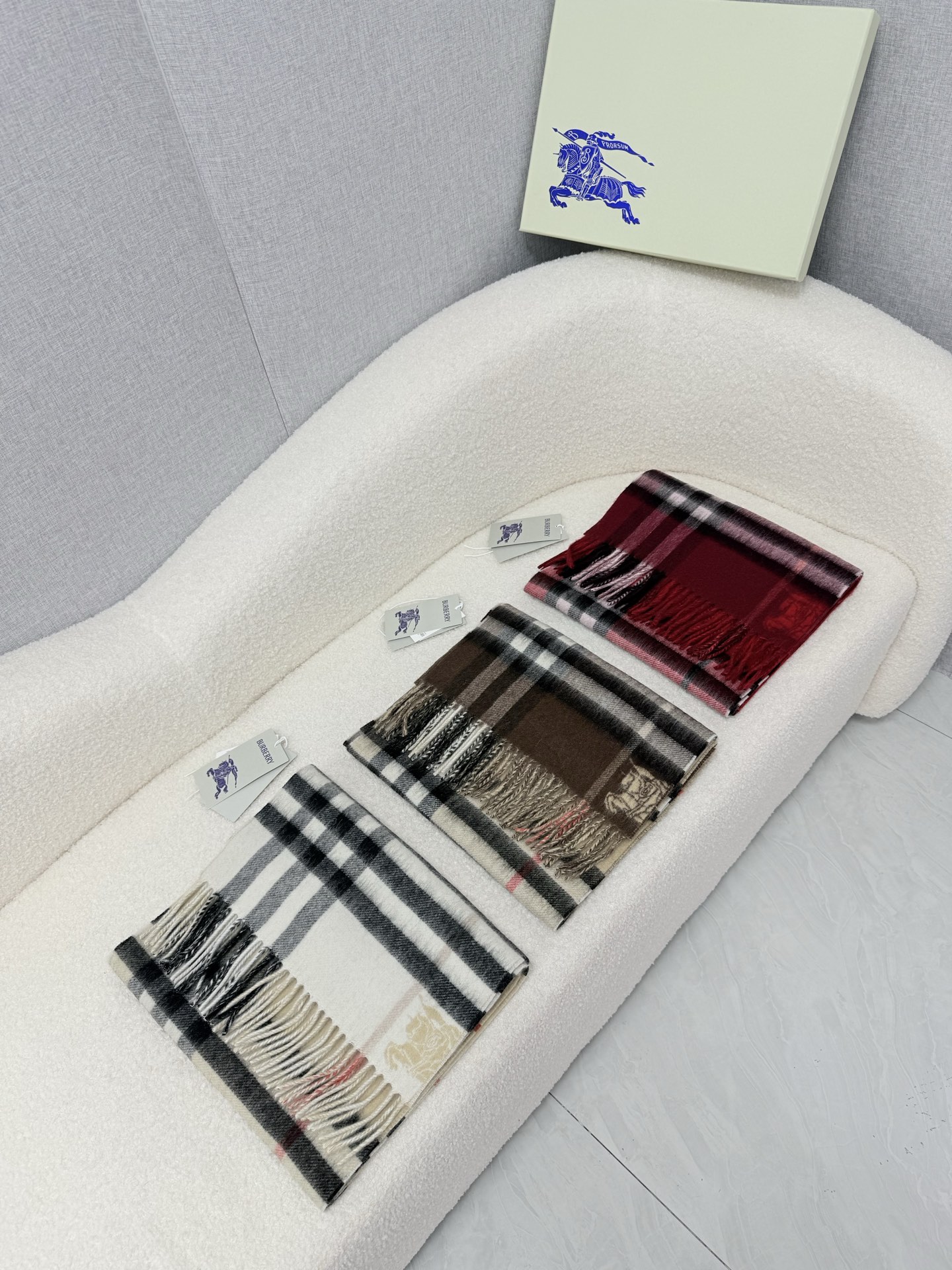 🆕 P🆕 。B家。【新款战马拼色格纹羊绒围巾：对比感格纹】面料：羊绒，尺寸：30*168！想要温暖冬季的必备百搭单品， 